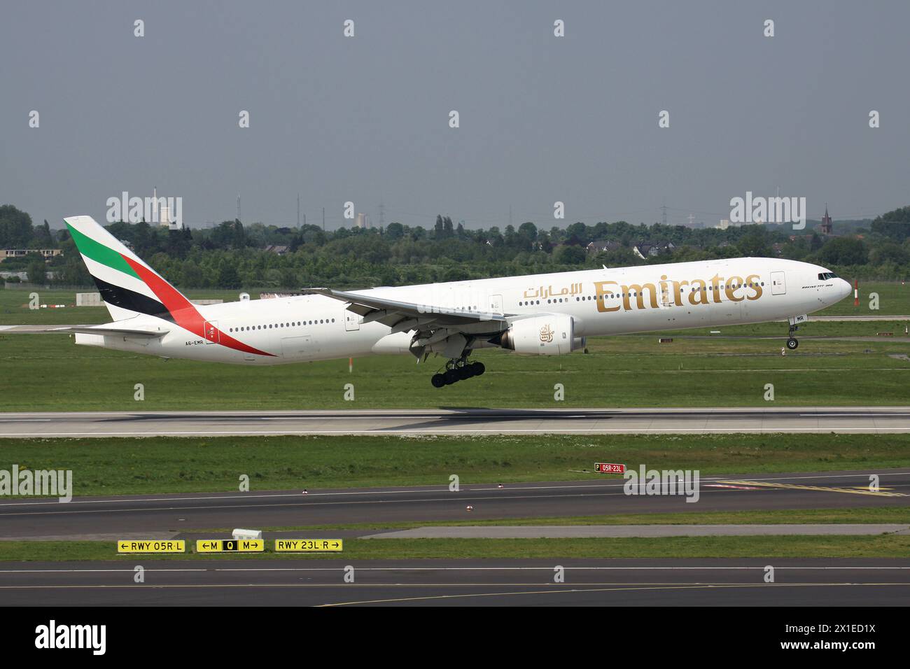Emirates Boeing 777-300 mit Registrierung A6-EMR im kurzen Finale für den Flughafen Düsseldorf Stockfoto