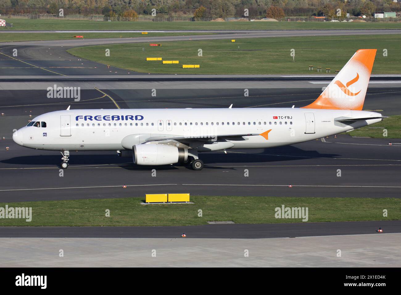 Turkish Freebird Airlines Airbus A320-200 mit Registrierung TC-FBJ auf dem Rollweg am Flughafen Düsseldorf Stockfoto