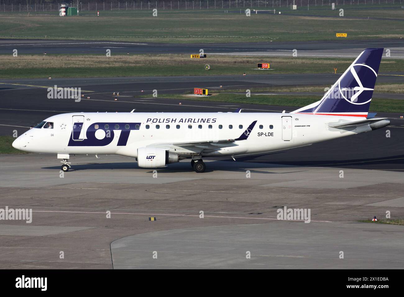 Polnisches LOS Embraer ERJ-170 mit Kennzeichen SP-LDE auf dem Rollweg am Flughafen Düsseldorf Stockfoto