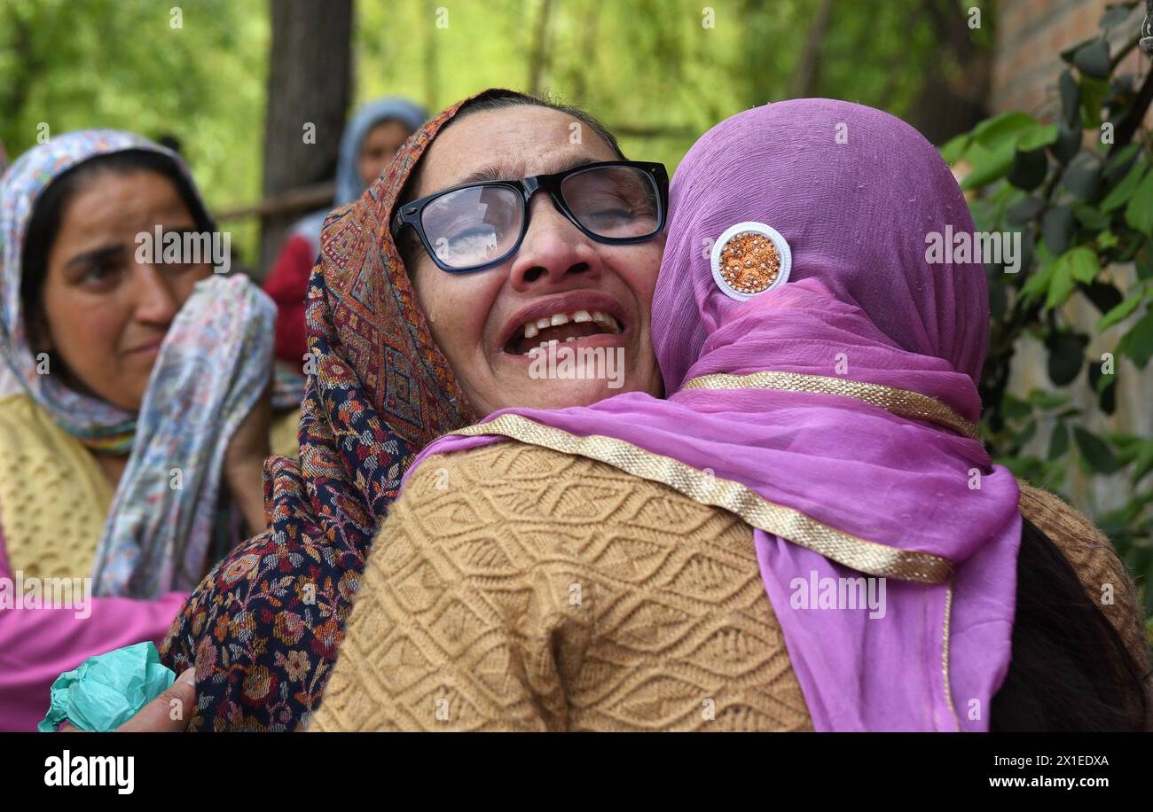 Srinagar, Indien. April 2024. Eine Frau weint, nachdem ihre Verwandten am Dienstag in einem Boot ihr Leben verloren haben, das im Jhelum River kentert. Die Behörden berichteten, dass sechs Personen, darunter vier Kinder, starben. Am 16. April 2024 in Srinagar, Indien. (Foto: Basit ZARGAR/Eyepix Group/SIPA USA) Credit: SIPA USA/Alamy Live News Stockfoto