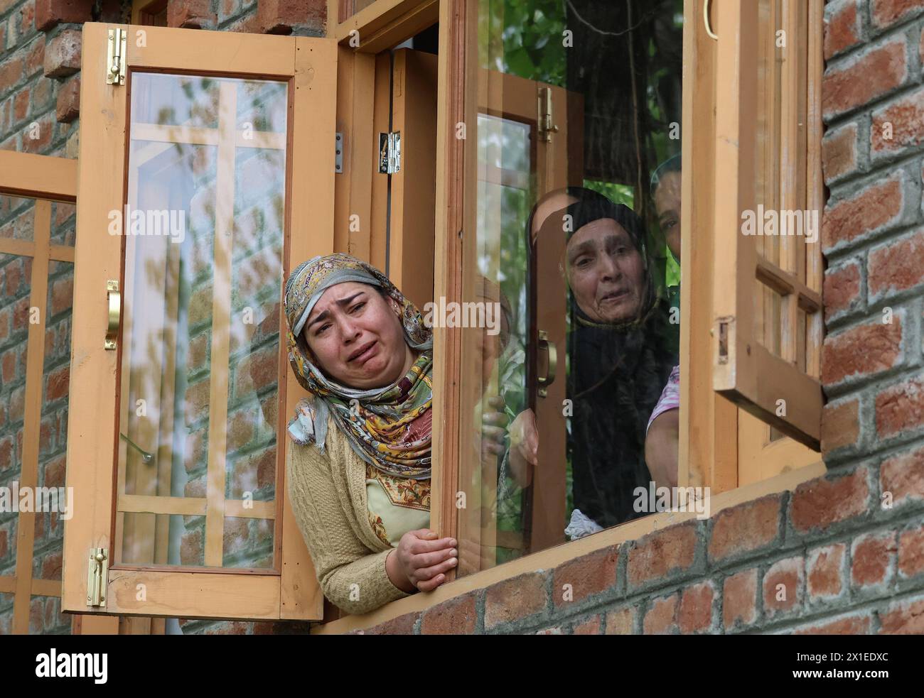 Srinagar, Indien. April 2023. Frauen weinen, nachdem ihre Verwandten am Dienstag in einem Boot ihr Leben verloren haben, das im Jhelum River kentert. Die Behörden berichteten, dass sechs Personen, darunter vier Kinder, starben. Am 16. April 2024 in Srinagar, Indien. (Foto: Basit ZARGAR/Eyepix Group/SIPA USA) Credit: SIPA USA/Alamy Live News Stockfoto