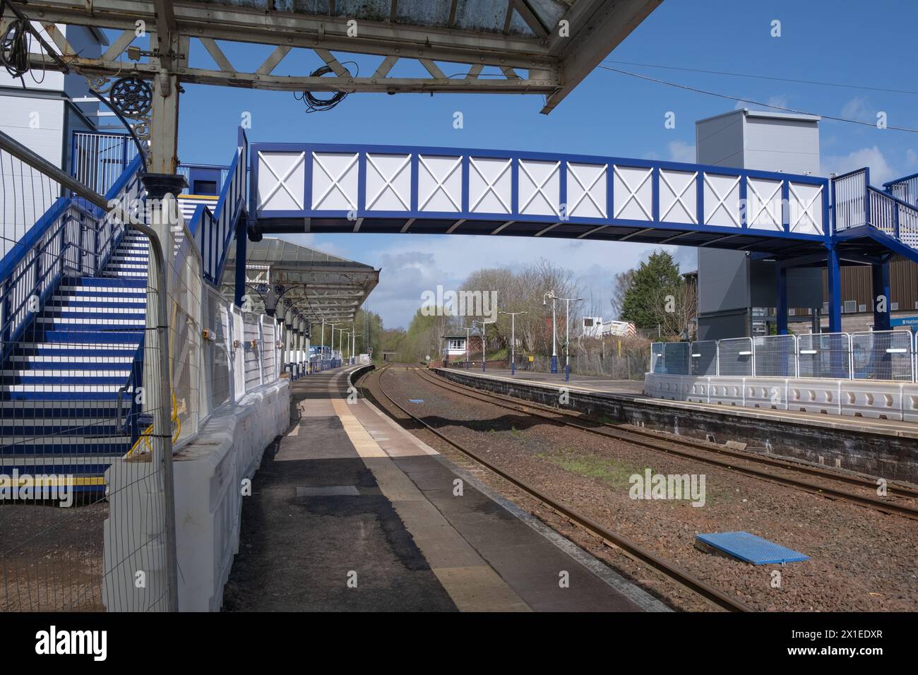 In Dumfries, Schottland, wird eine neue Bahnhofsbrücke gebaut. Die neue Konstruktion umfasst Aufzüge, um den Zugang der Fahrgäste zu verbessern. Stockfoto