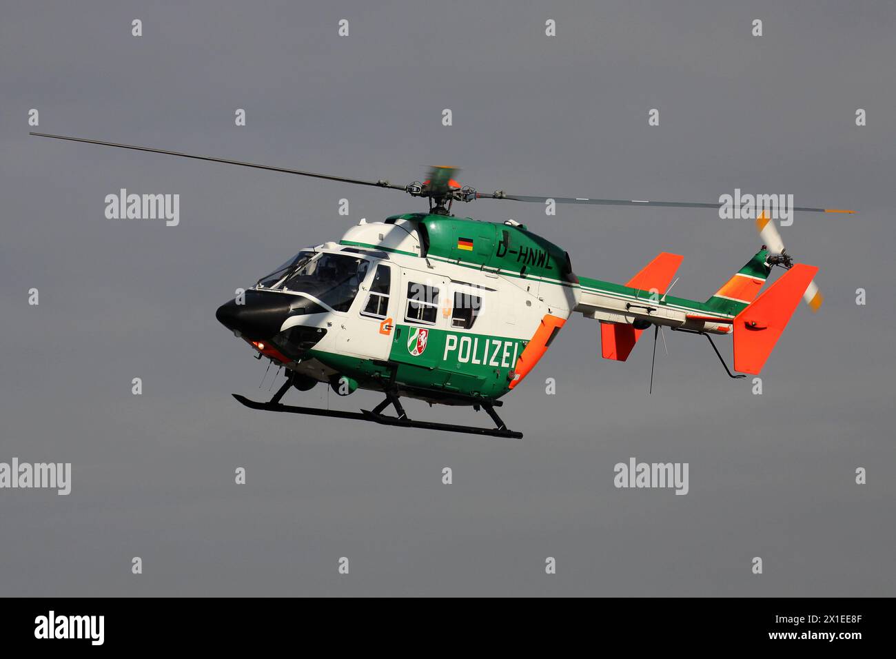 MBB BK 117 Hubschrauber der Deutschen Nordrhein-Westfalen Polizei mit Kennzeichen D-HNWL auf Patrouille Stockfoto