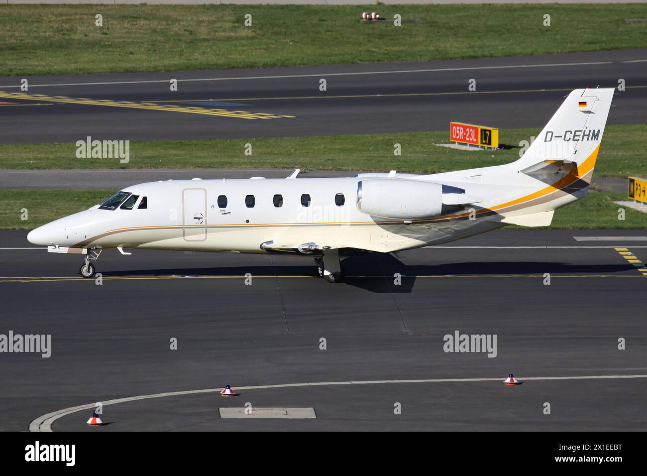 Stuttgarter Flugdienst Cessna 560XL Citation XLS mit Kennzeichen D-CEHM auf dem Rollweg am Flughafen Düsseldorf Stockfoto