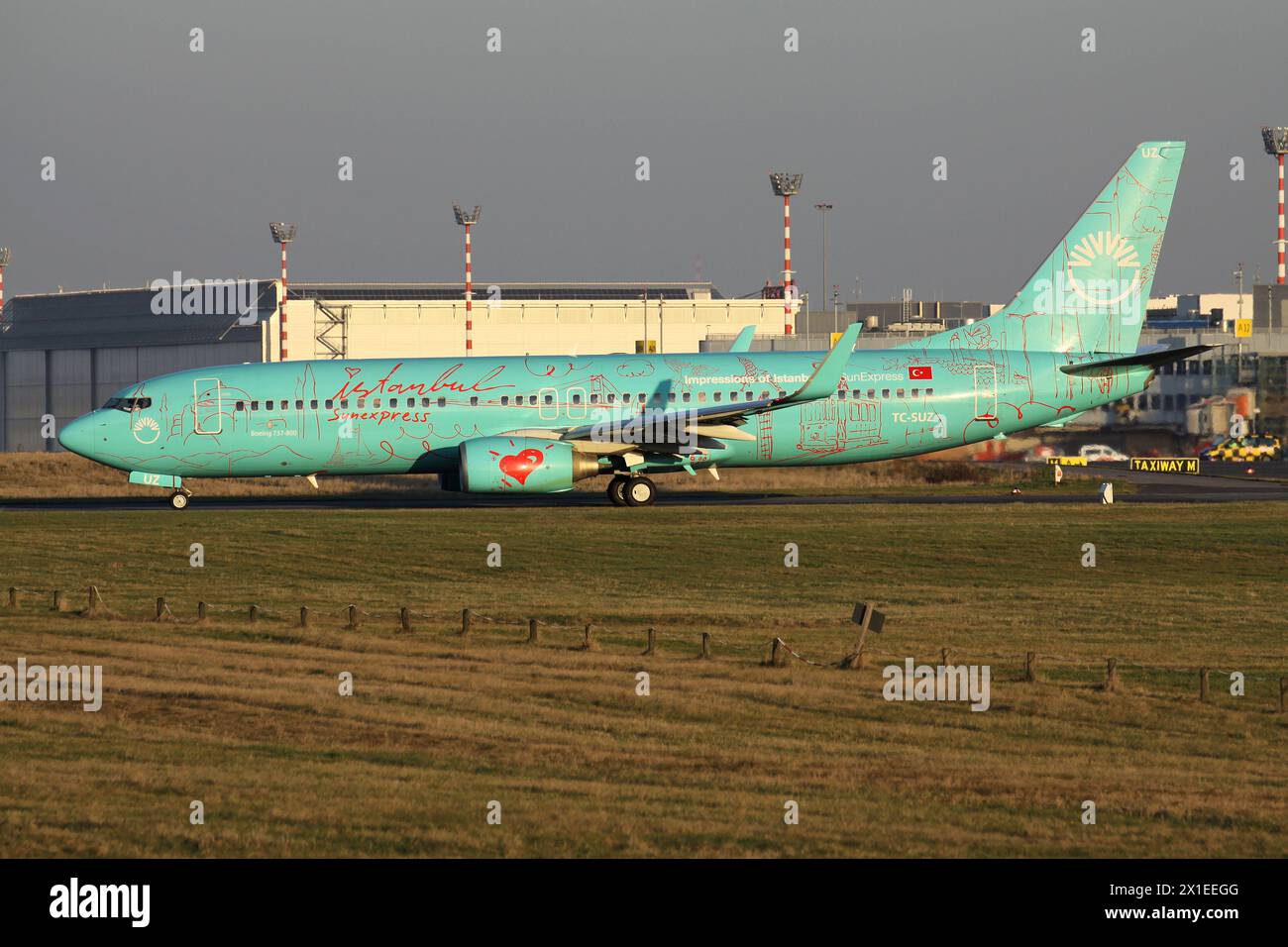 Türkische SunExpress Boeing 737-800 mit Registrierung TC-SUZ in Sondereindrücken der Istanbul-Lackierung auf dem Rollweg am Flughafen Düsseldorf Stockfoto