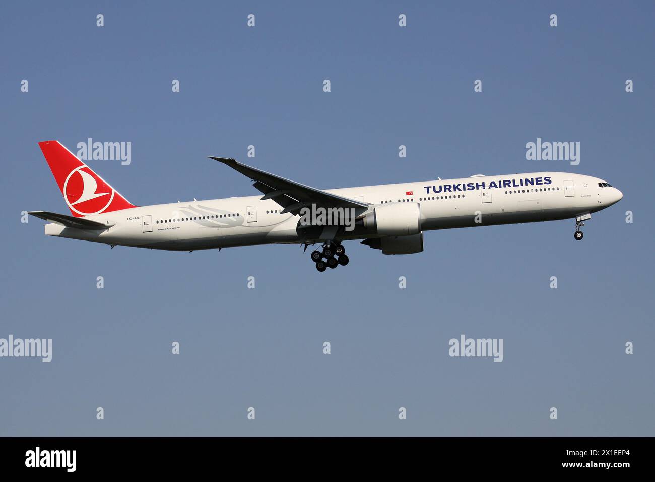 Turkish Airlines Boeing 777-300 mit Registrierung TC-JJL im Finale für den Flughafen Düsseldorf Stockfoto
