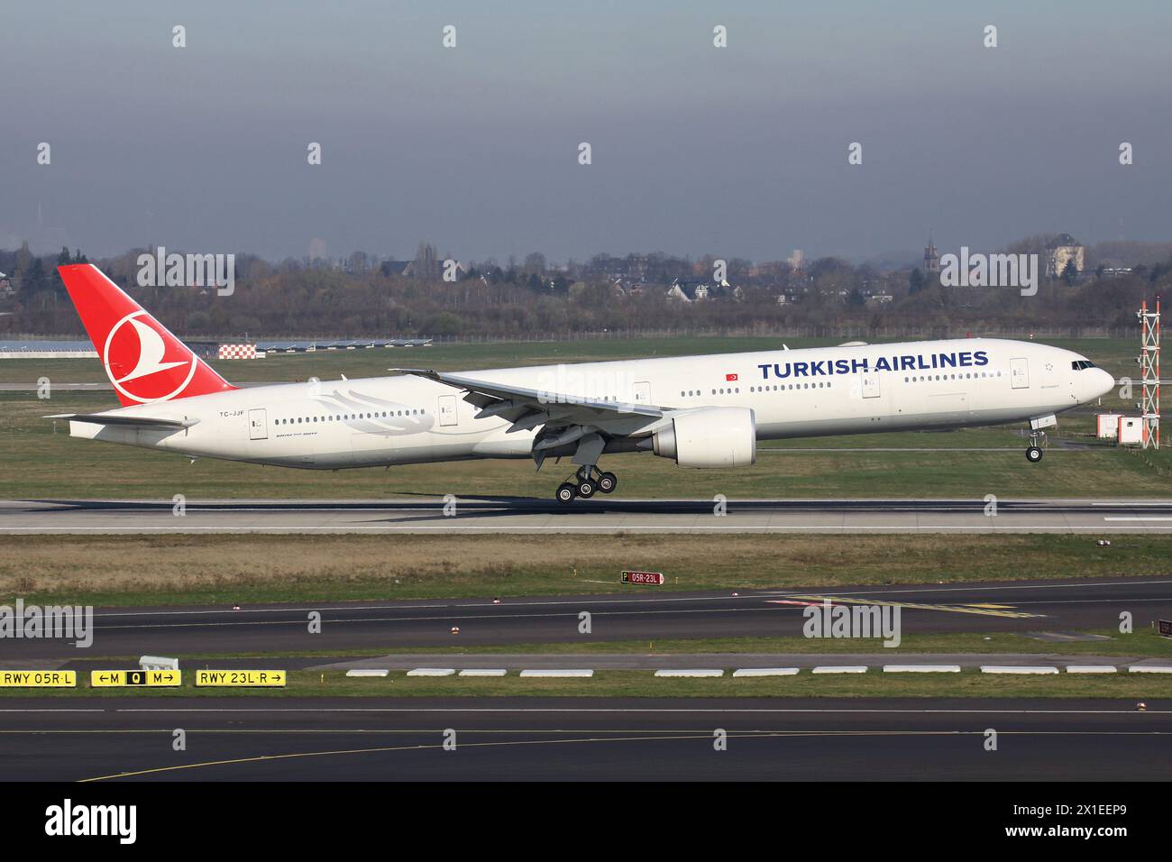 Turkish Airlines Boeing 777-300 mit Registrierung TC-JJI im kurzen Finale für den Flughafen Düsseldorf Stockfoto