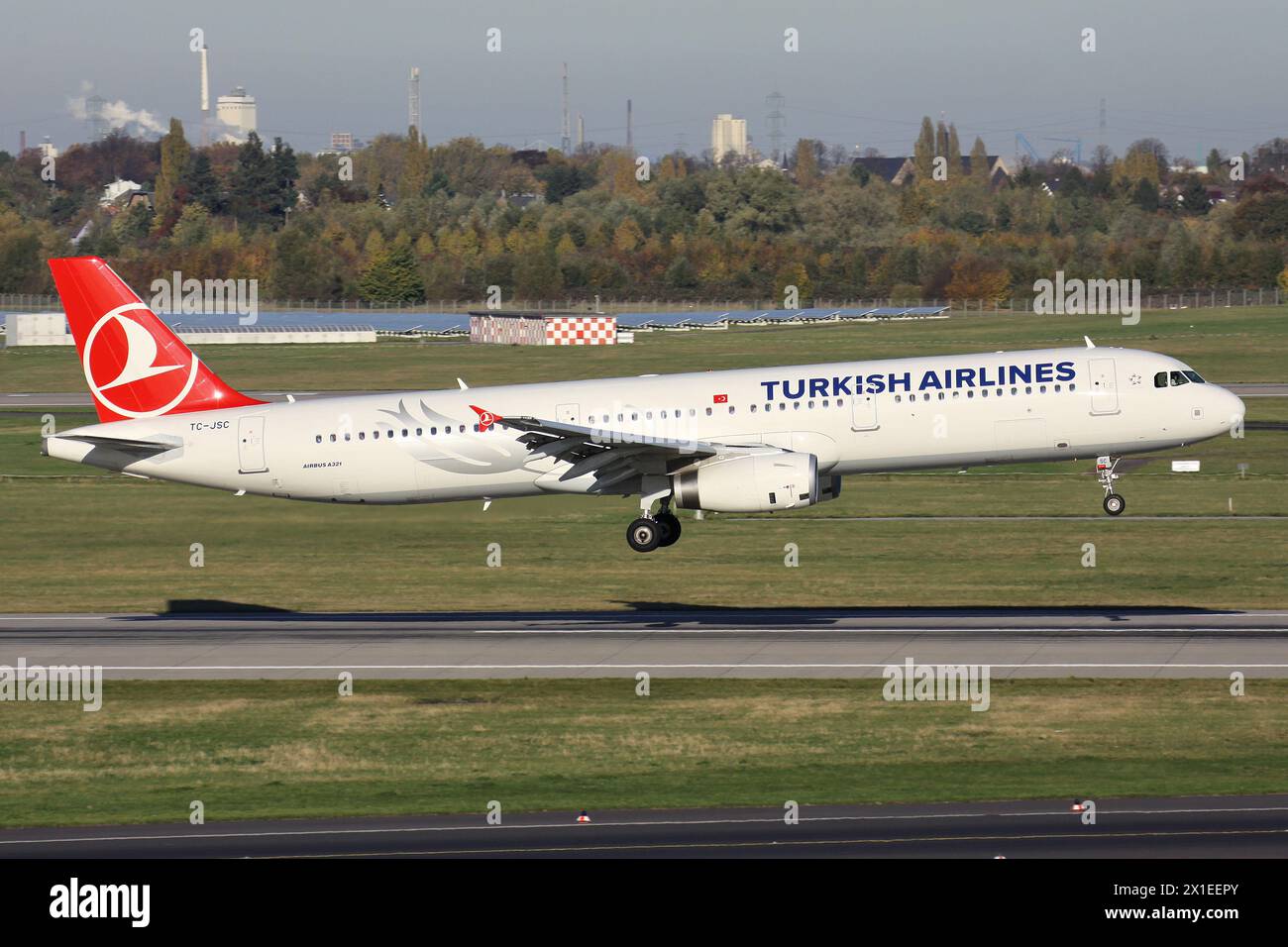 Turkish Airlines Airbus A321-200 mit Registrierung TC-JSC im kurzen Finale für den Flughafen Düsseldorf Stockfoto