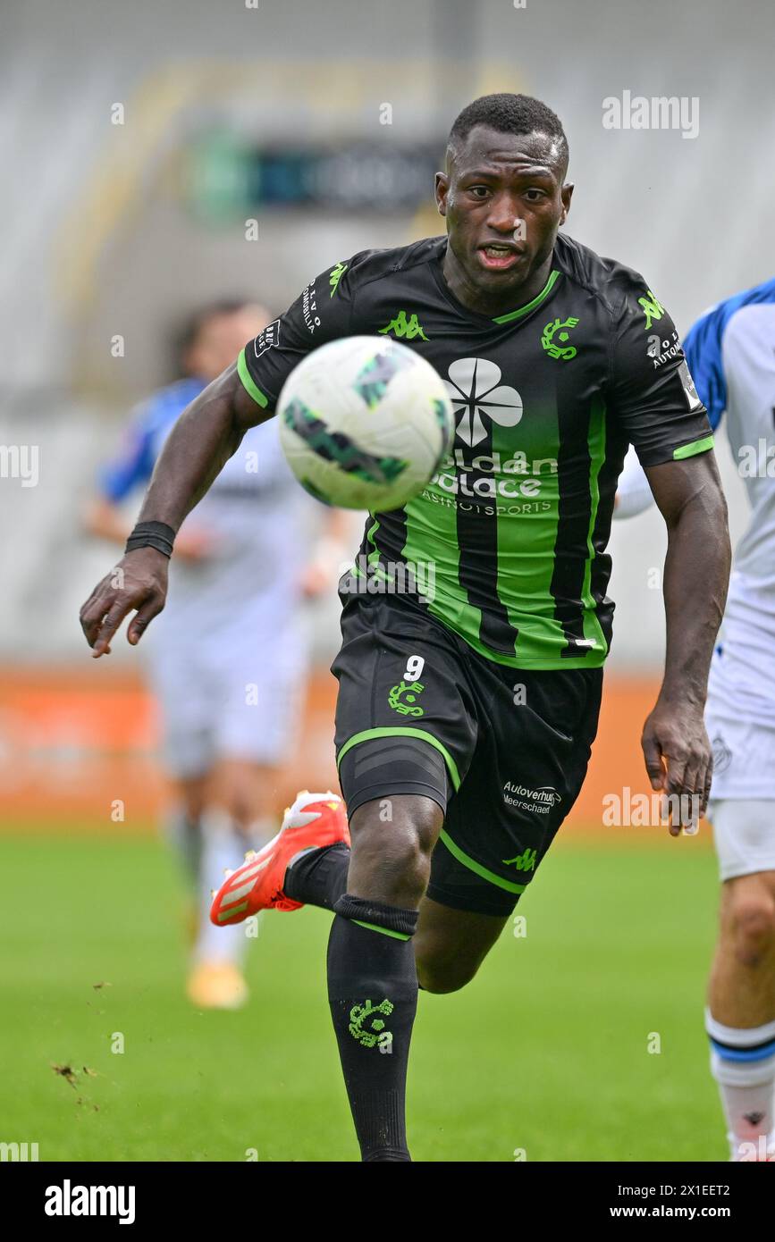 Brügge, Belgien. April 2024. Kevin Denkey (9) von Cercle, aufgenommen während der Jupiler Pro League Saison 2023 - 2024 Match Day 2 in den Champions Play-offs zwischen Cercle Brugge und Club Brugge am 1. April 2024 in Brügge. (Foto: David Catry/Isosport) Credit: Sportpix/Alamy Live News Stockfoto