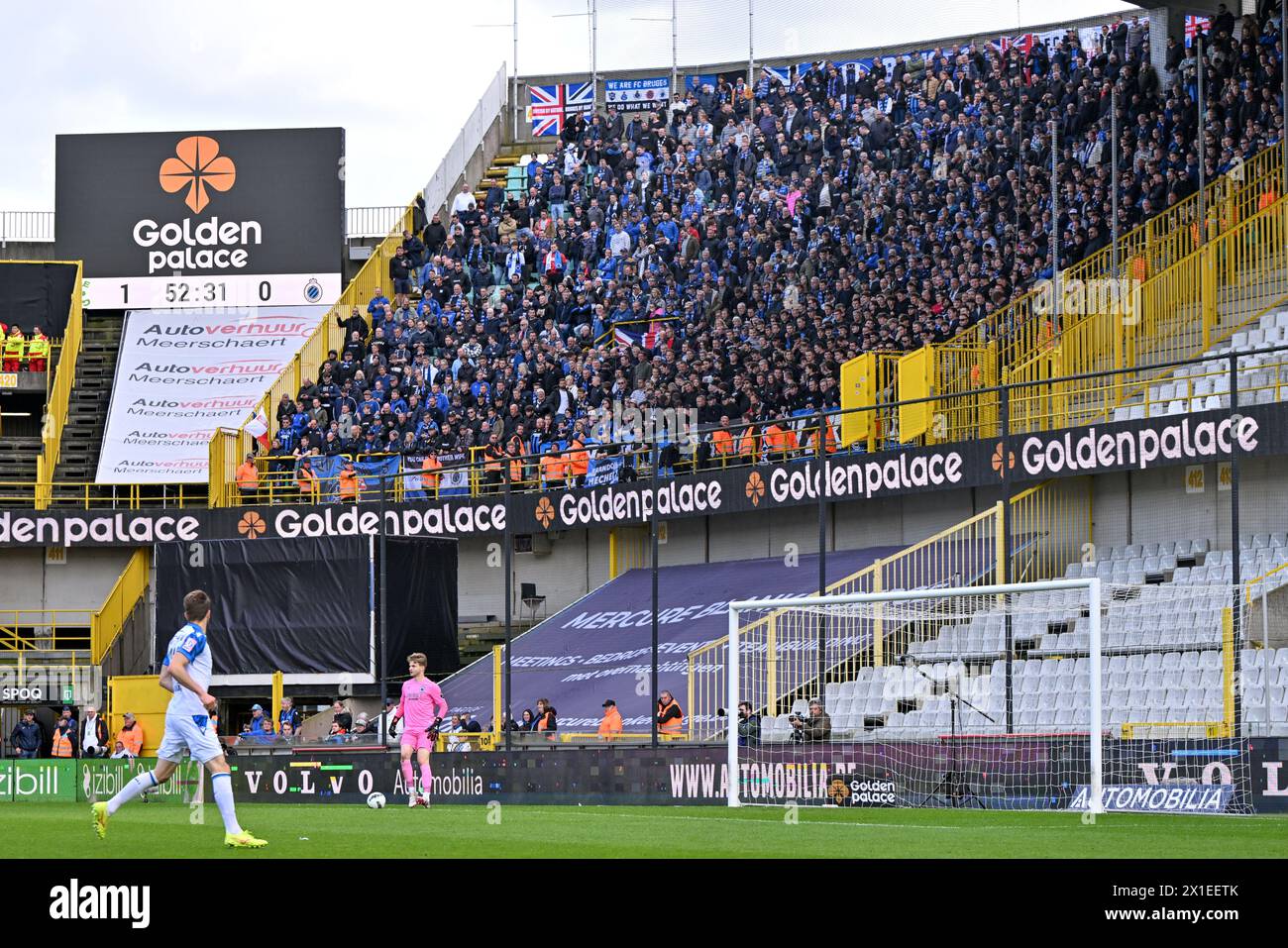 Brügge, Belgien. April 2024. Fans und Unterstützer des Club Brugge wurden während der Jupiler Pro League Saison 2023 - 2024 Tag 2 in den Champions Play-offs zwischen Cercle Brugge und Club Brugge am 1. April 2024 in Brügge, Belgien, aufgenommen. (Foto: David Catry/Isosport) Credit: Sportpix/Alamy Live News Stockfoto