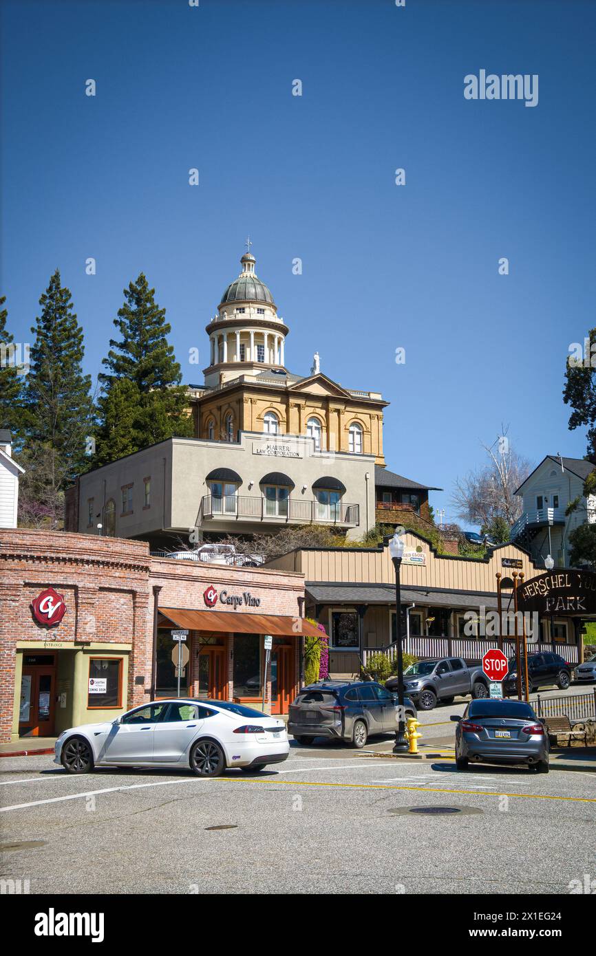 Das historische Auburn Courthouse Gebäude im Hintergrund, mit einem Teil der älteren Innenstadt im Vordergrund. Die Stadt geht auf die Gold Rus zurück. Stockfoto