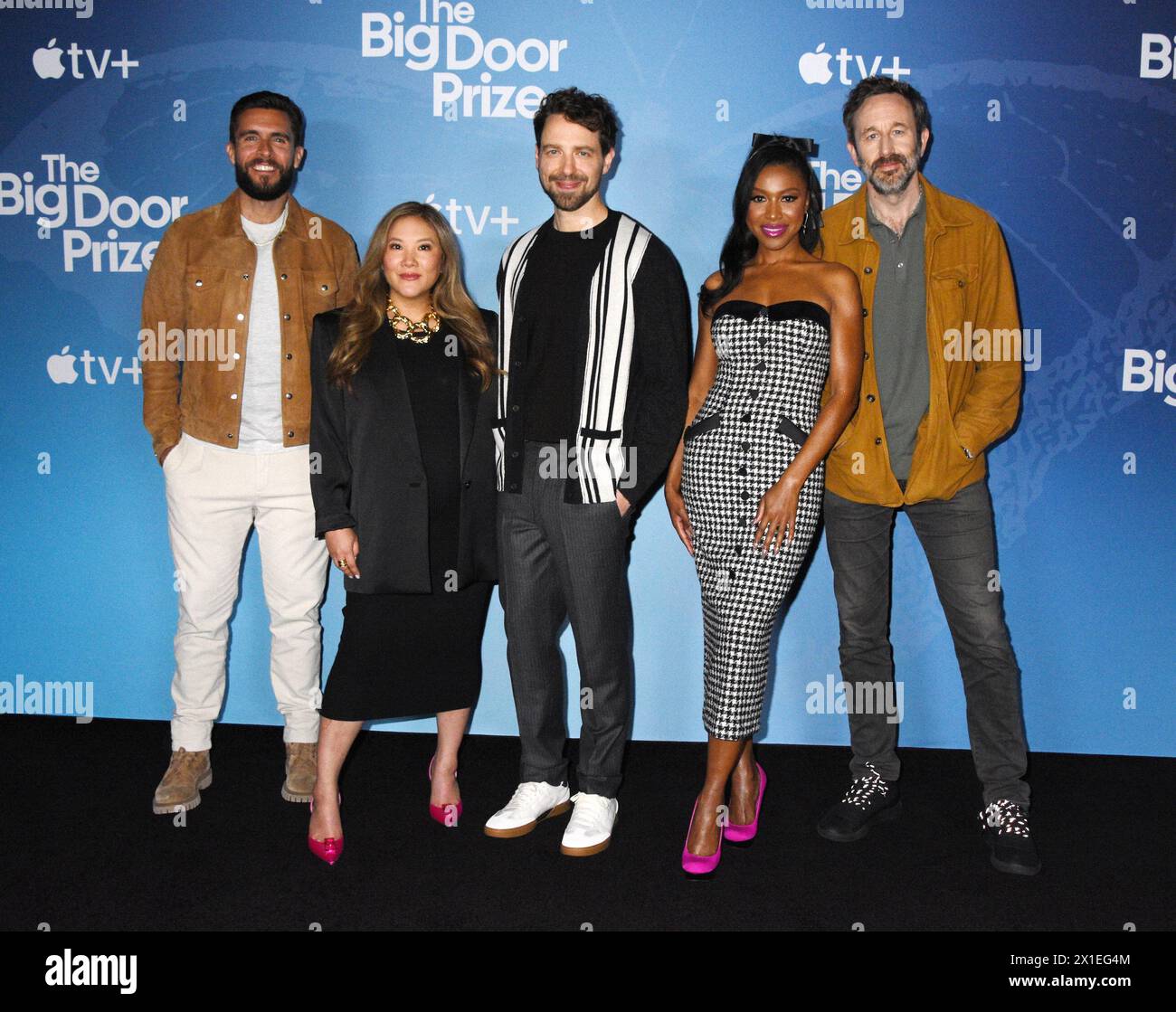 New York, NY, USA. April 2024. Josh Segarra, Ally Maki, David West Read, Gabrielle Dennis und Chris OÕDowd beim Apple TV Õs ÔThe Big Door PrizeÕ Season 2 Photocall am 16. April 2024 im Plaza Hotel in New York City. Quelle: Mpi099/Media Punch/Alamy Live News Stockfoto