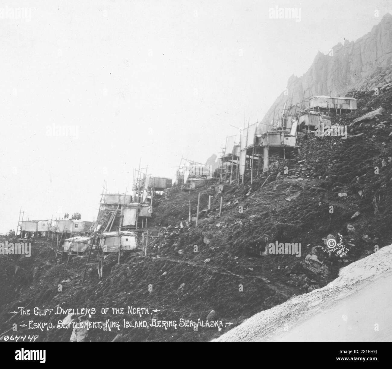 (Originalunterschrift) Eskimo Cliff Bewohnersiedlung, King Island, Bering Strait, Alaska CA. 1921 Stockfoto