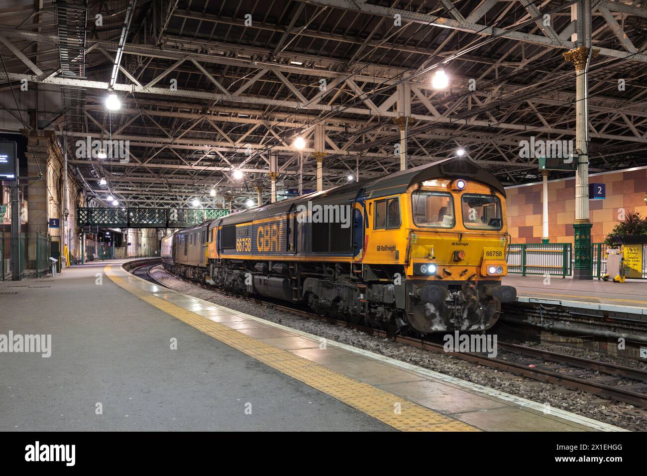 GB Railfreight 66 Lokomotive 66758 in Edinburgh Waverley mit dem Inverness-Teil des Hochlands Caledonian Sleeper Stockfoto