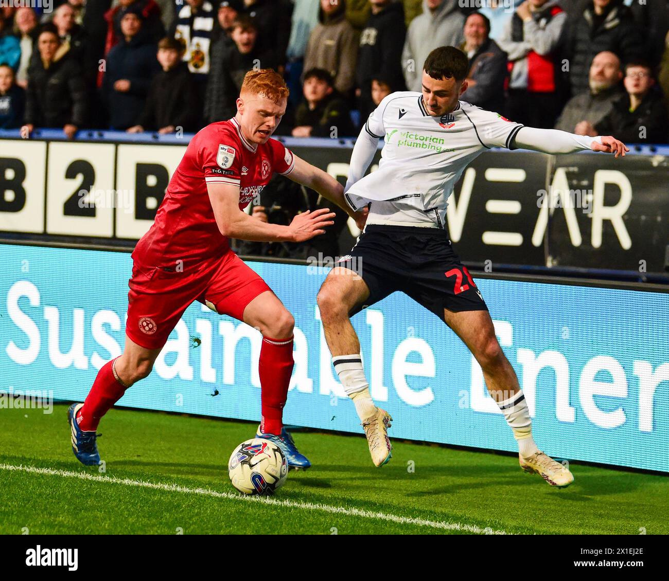 Aaron Collins von Bolton Wanderers und Morgan Feeney aus Shrewsbury Town dualen sich für den Ball während des Spiels der Sky Bet League 1 Bolton Wanderers gegen Shrewsbury Town im Toughsheet Community Stadium, Bolton, Großbritannien, 16. April 2024 (Foto: Lloyd Jones/News Images) Stockfoto