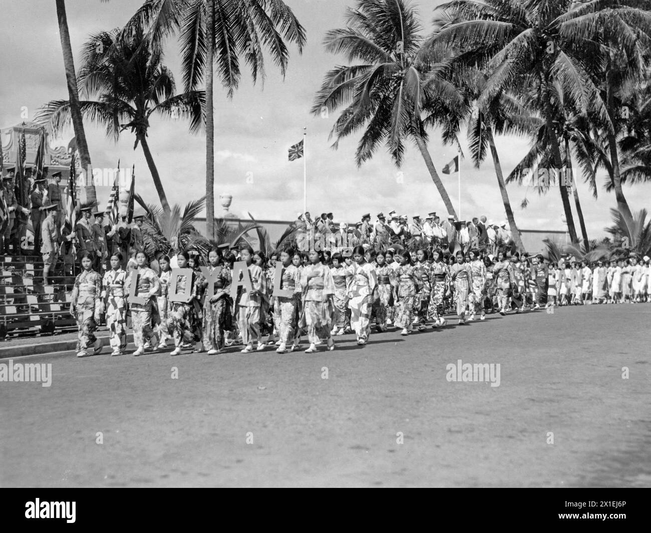 Japanische Schulmädchen von Honolulu Gymnasien, die während der Parade zum Waffenstillstand am Tag des Waffenstillstands in ca. 1932 Stockfoto