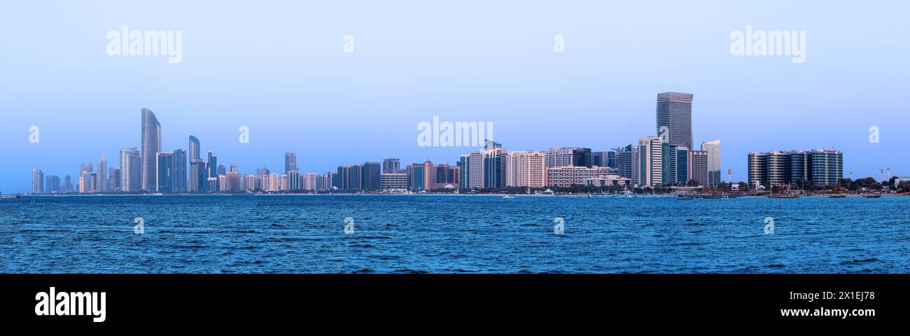 Skyline von Abu Dhabi in der Innenstadt, Vereinigte Arabische Emirate Stockfoto