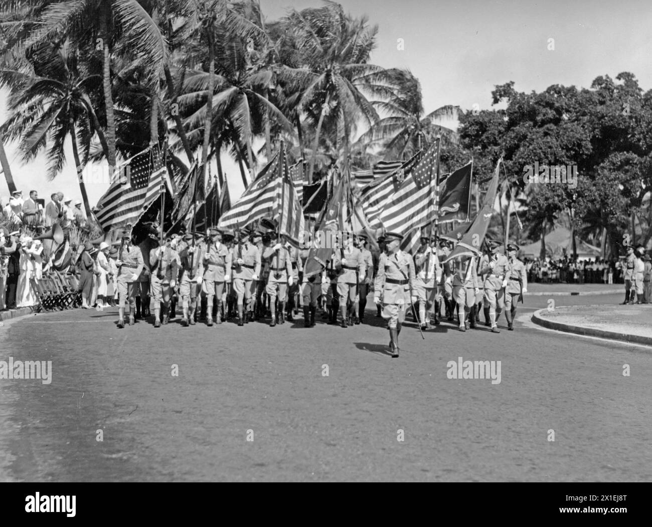 Die Masses Colors des hawaiianischen Departements passieren den Reviews Stand während der Parade zum Waffenstillstand CA. November 1932 Stockfoto