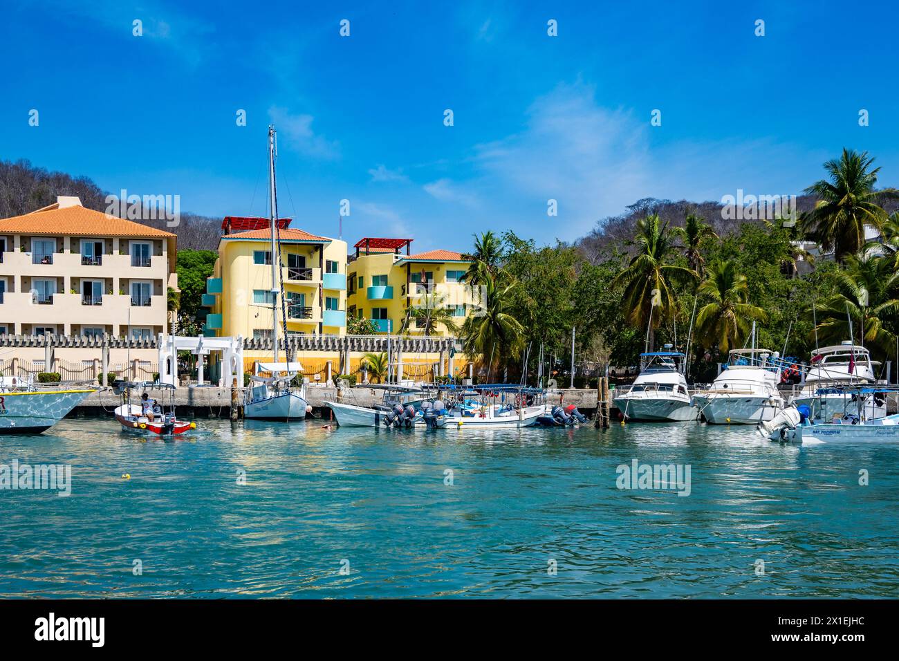 Boote am Hafen von Huatulco, locken Touristen in die Stadt an der Pazifikküste. Oaxaca, Mexiko. Stockfoto