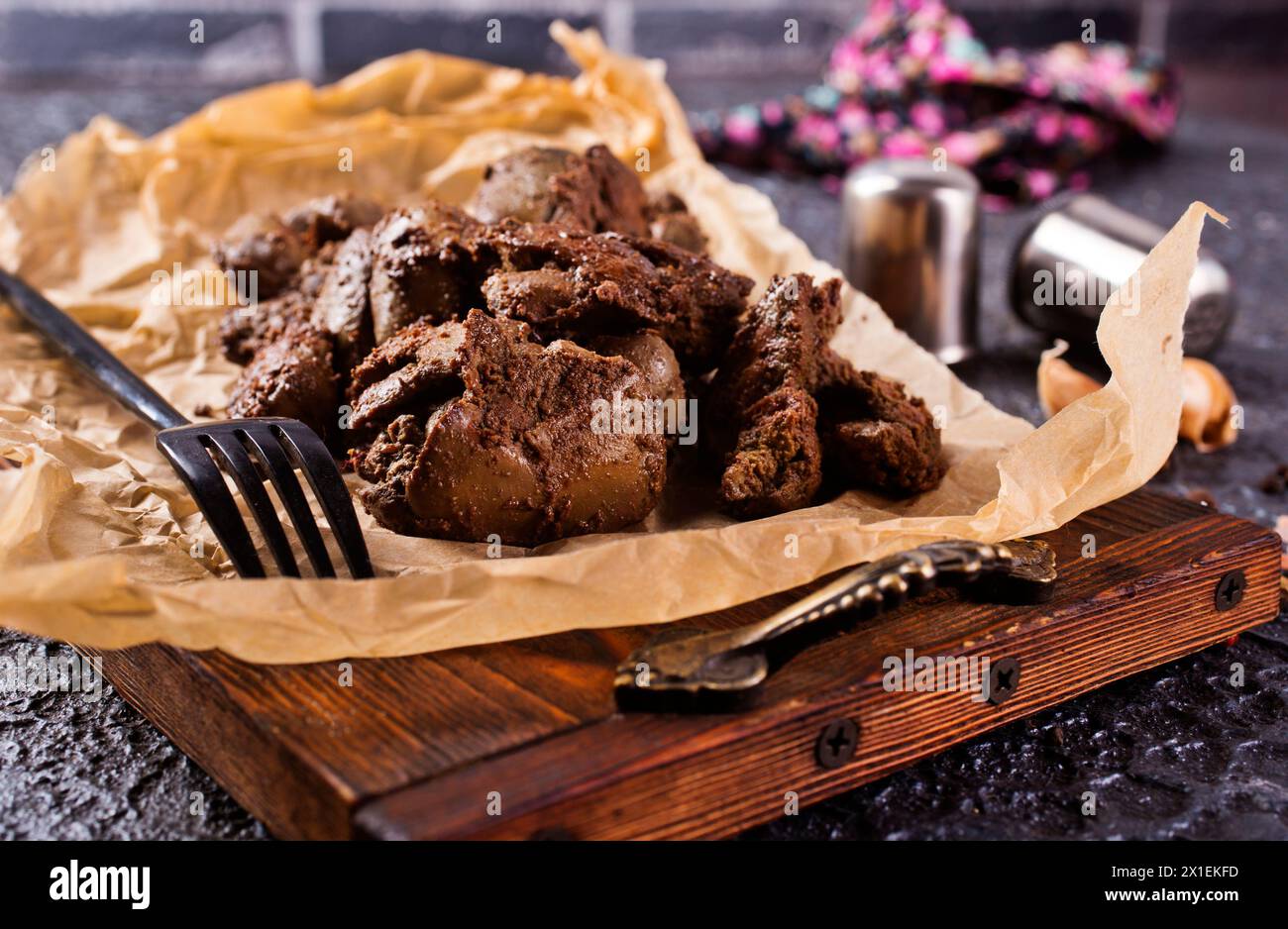 Gebratene Leber mit Gewürz auf Holzbrett Stockfoto