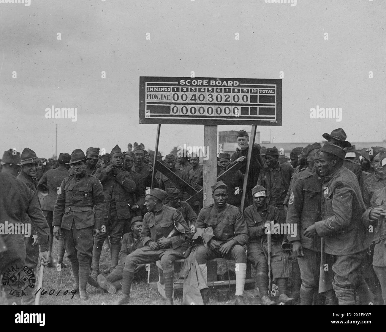 US-Soldaten vor einer Anzeigetafel nach einem Baseballspiel zwischen dem weißen Meister und dem schwarzen Meister in Savenay, Loire Inferieure, Frankreich CA. 1919 Stockfoto