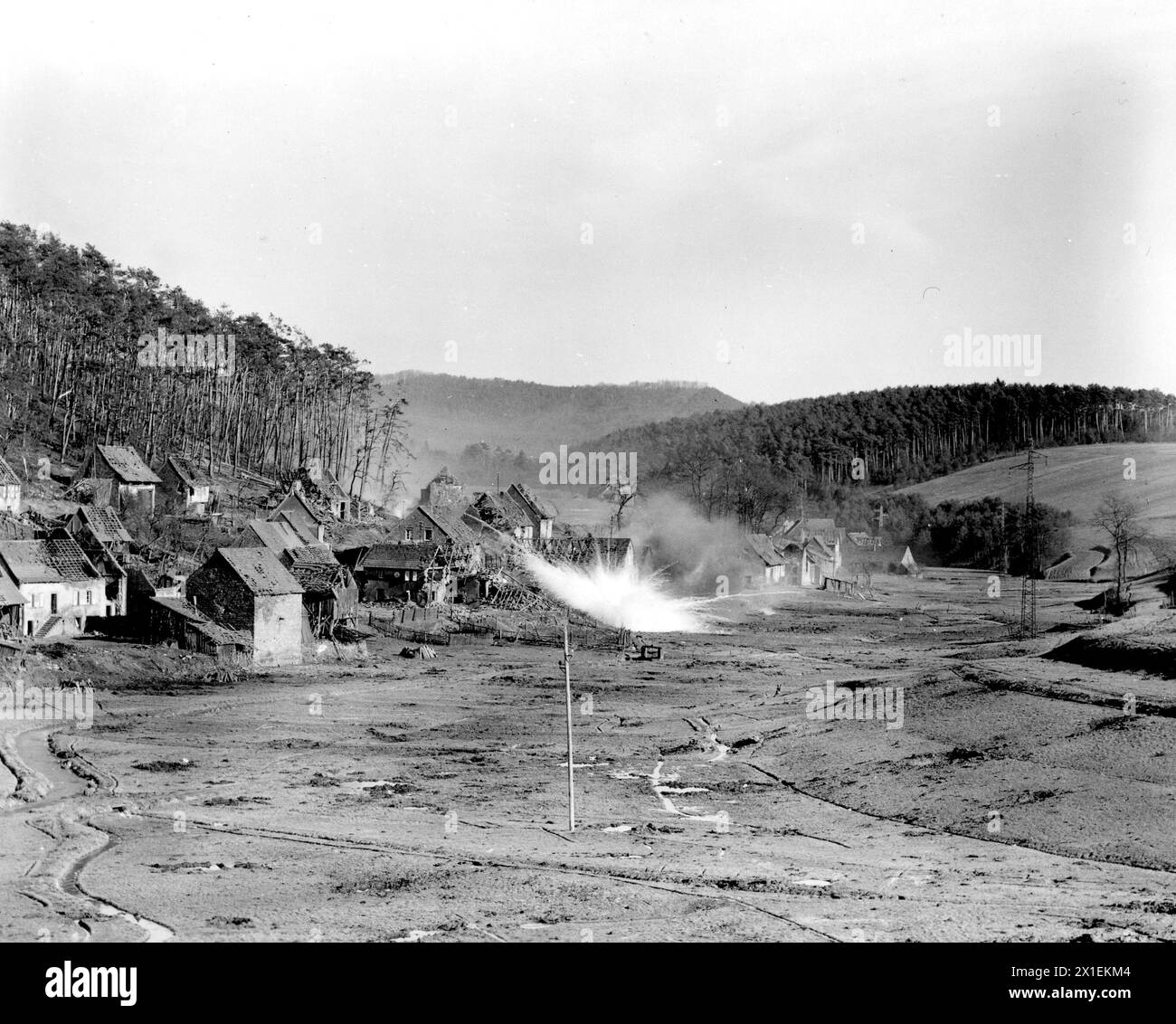 Mortar Shell platzt auf deutsche Sektion der elsässischen Stadt Reiperts-Willer, Frankreich. Der weiße Rauch stammt von weißen Phosphorschalen ca. 1945 Stockfoto