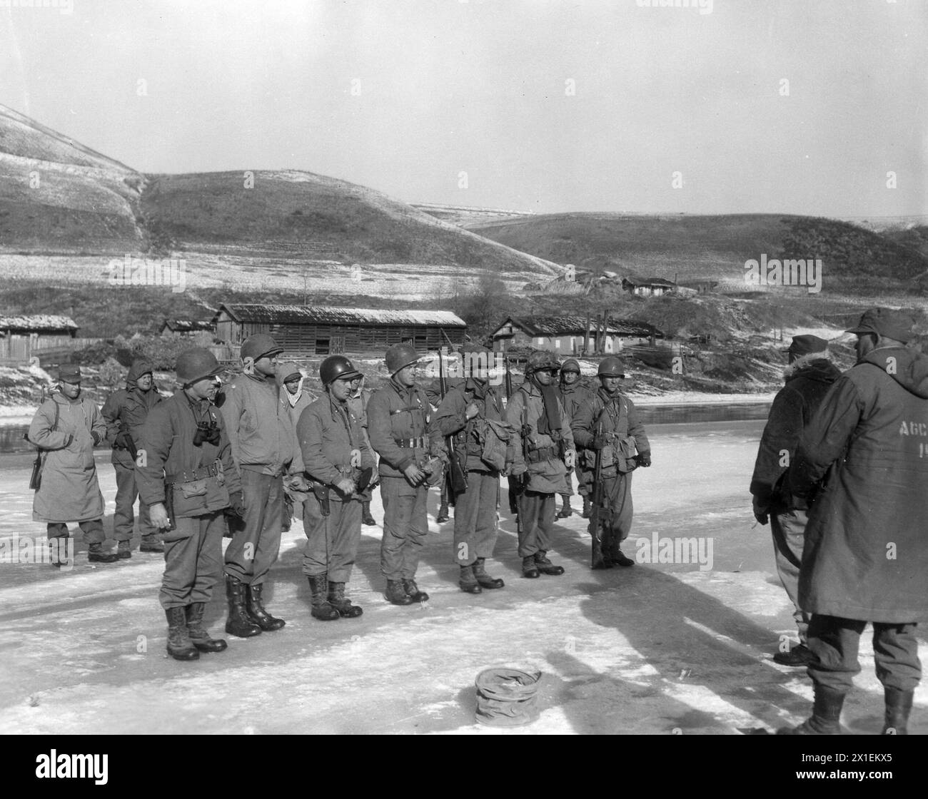 Major General Edward M. Almond spricht Männer der 7. Infanteriedivision an, nachdem sie ihnen bei Zeremonien am Ufer des Yalu River, Korea, die Silberne Sterne-Medaillen verliehen hatten. November 1950 Stockfoto