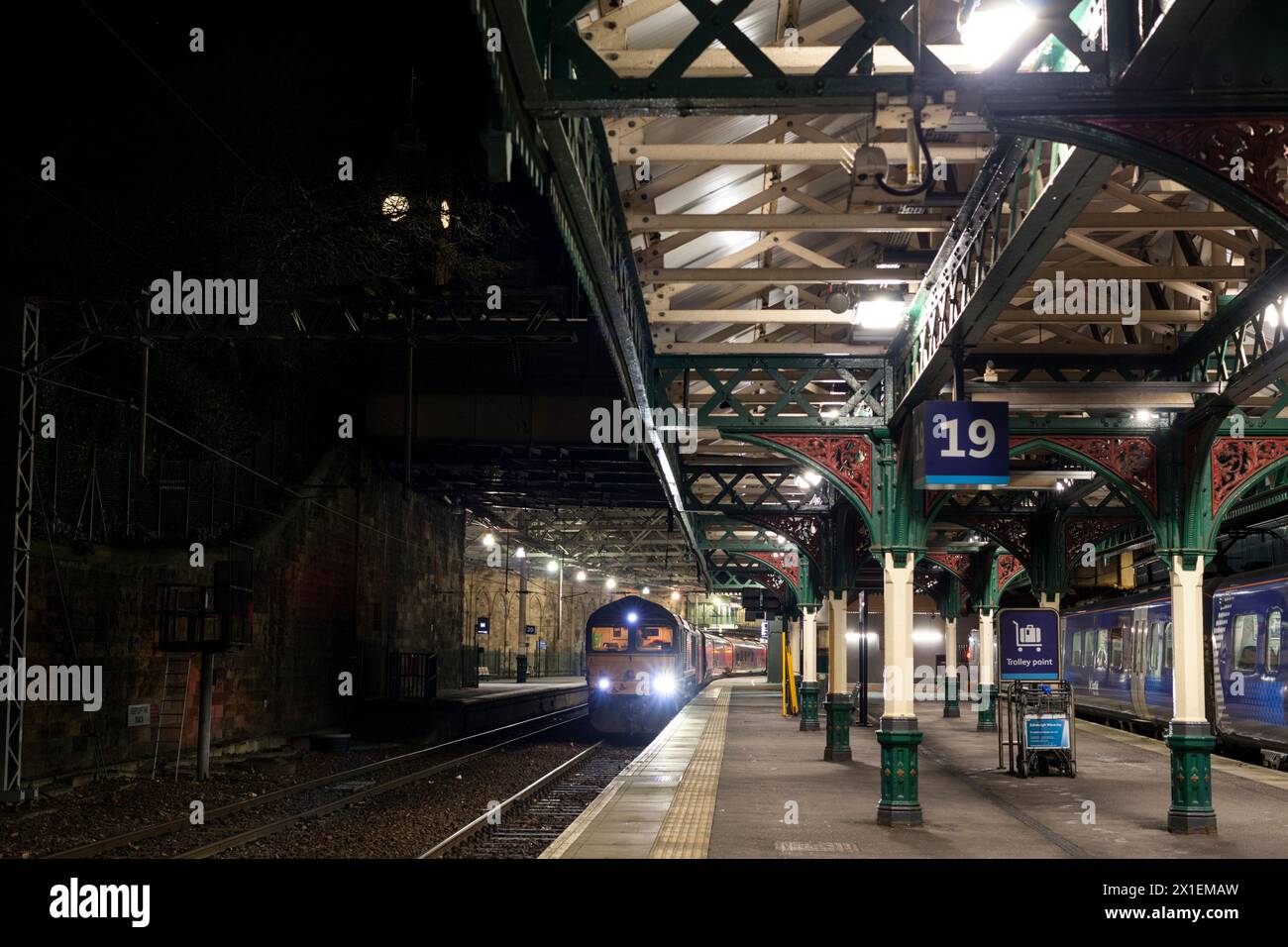 Der Fort William-Teil des Highland Caledonian Sleeper-Zuges wartet auf die Abfahrt vom Bahnhof Edinburgh Waverley, der von der GB Railfreight Class 66 gezogen wird Stockfoto