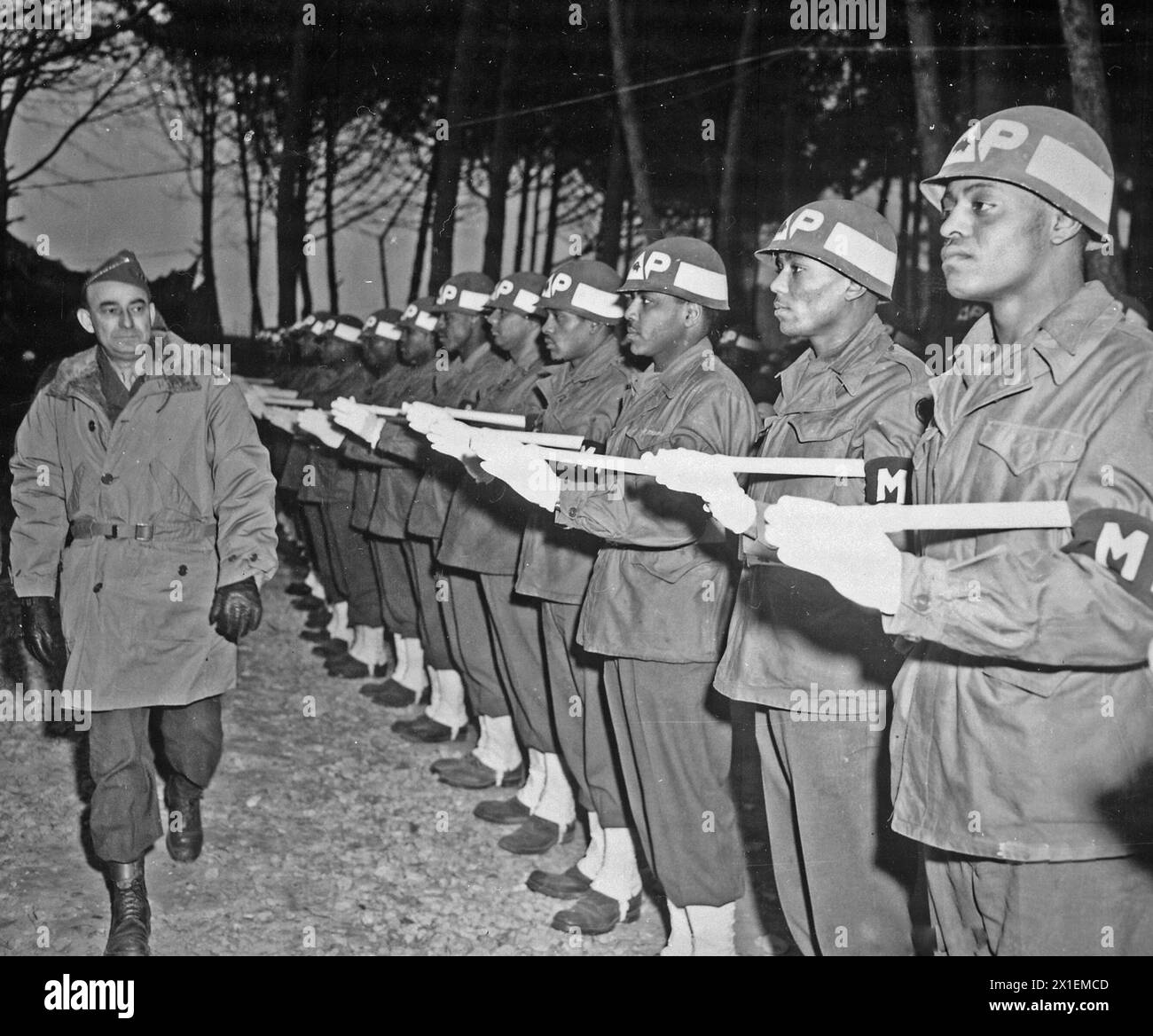 Generalleutnant Joseph T. McNarney, Deputy Supreme Allied Commander, Mediterranean Theater, inspiziert die Ehrenwache der Abgeordneten während seiner Tour durch die Fünfte Armeefront im Sektor der 92. Division. April 1945 Stockfoto