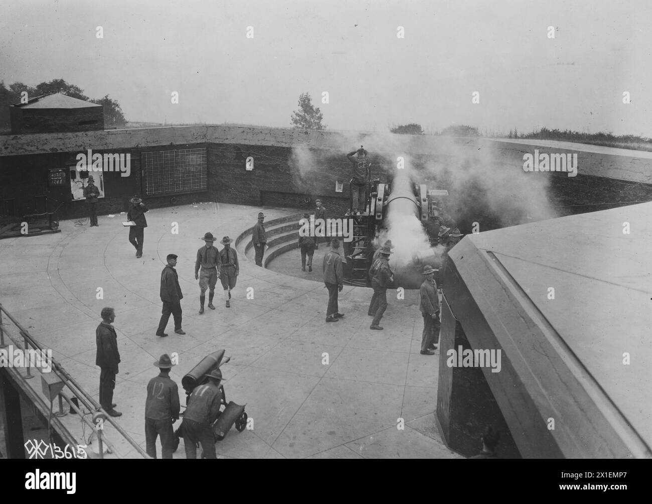 Küstenverteidigungsoperationen, Festung Monroe VA - 10' Kanone nach dem Abfeuern: Breech Open, Rauch austritt noch ca. 1918 Stockfoto