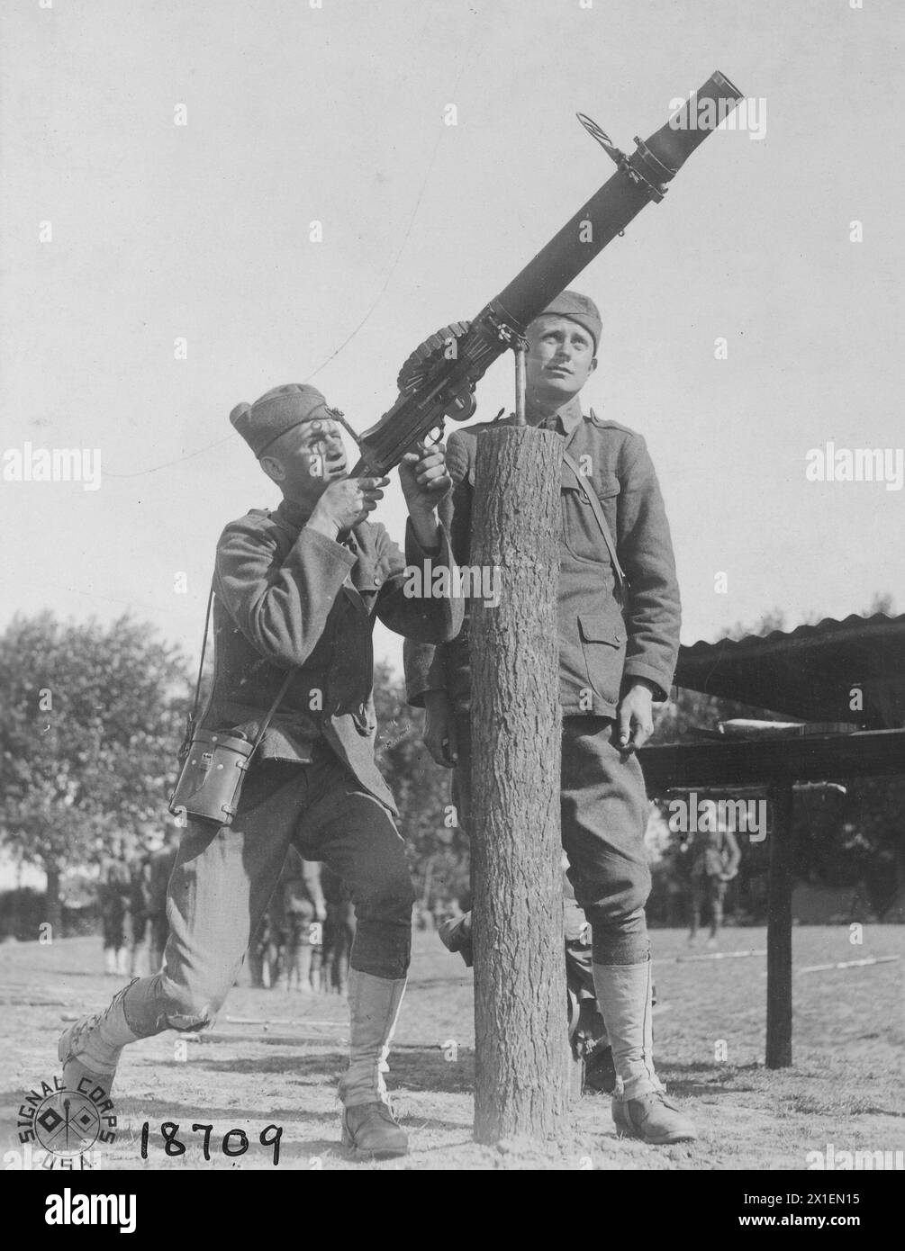 Zwei Soldaten stehen neben einer Lewis Machine Gun, die für Flugabwehrabwehr eingesetzt wurde; Watou Gebiet in Belgien ca. 1918 Stockfoto