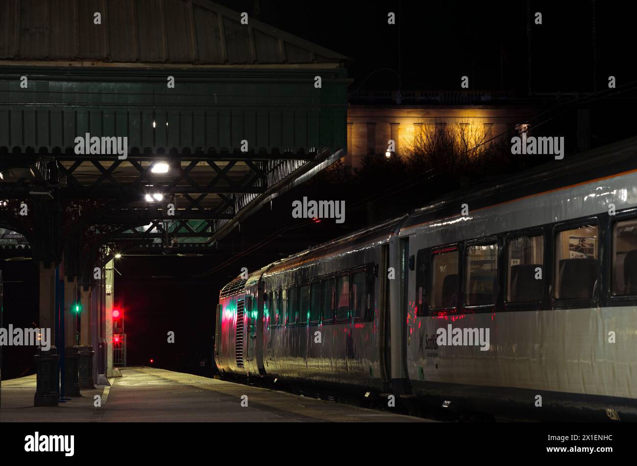 Der ScotRail Inter7City-Zug wartet am Bahnhof Edinburgh Waverley in der Dunkelheit am frühen Morgen Stockfoto