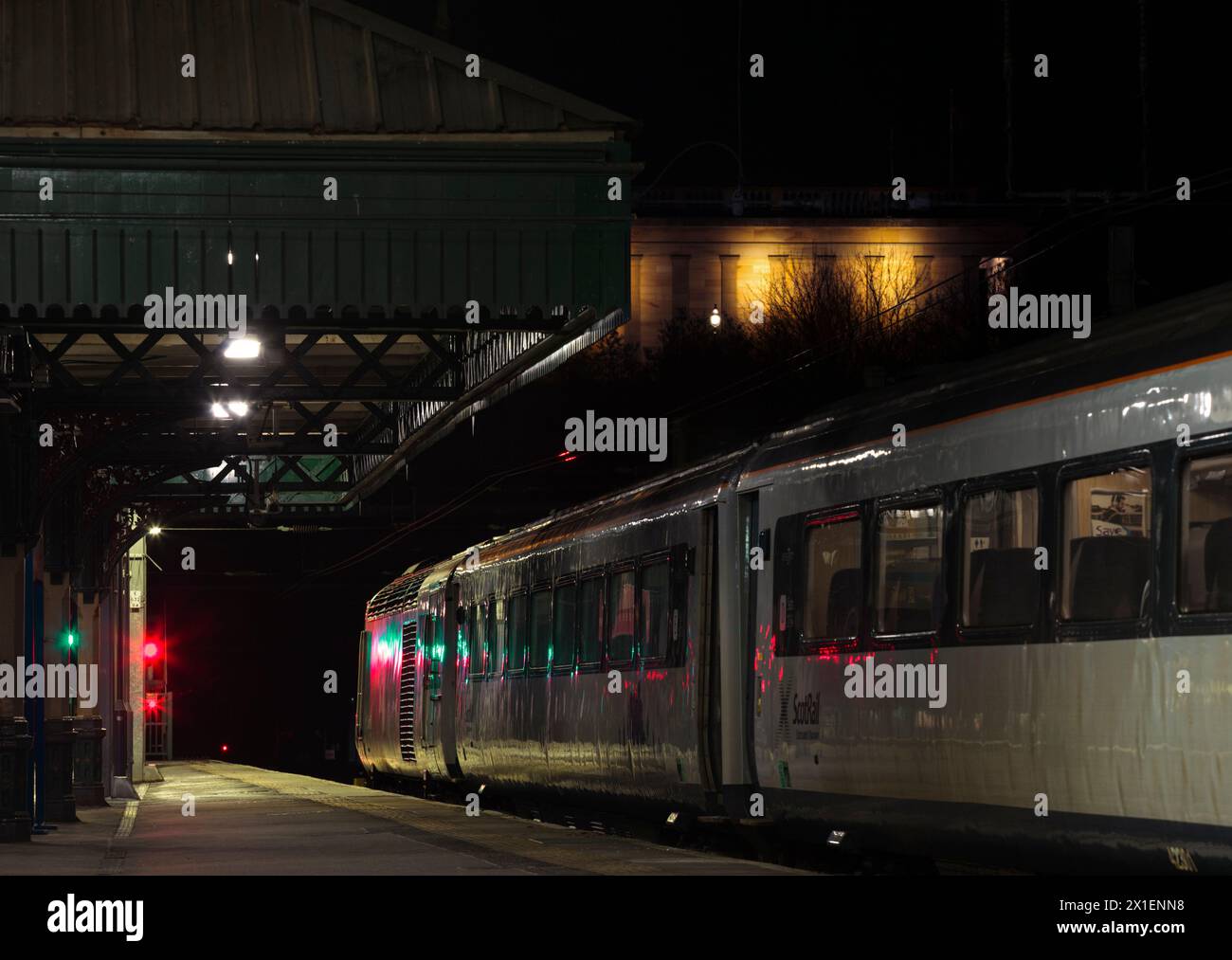 Der ScotRail Inter7City-Zug wartet am Bahnhof Edinburgh Waverley in der Dunkelheit am frühen Morgen Stockfoto