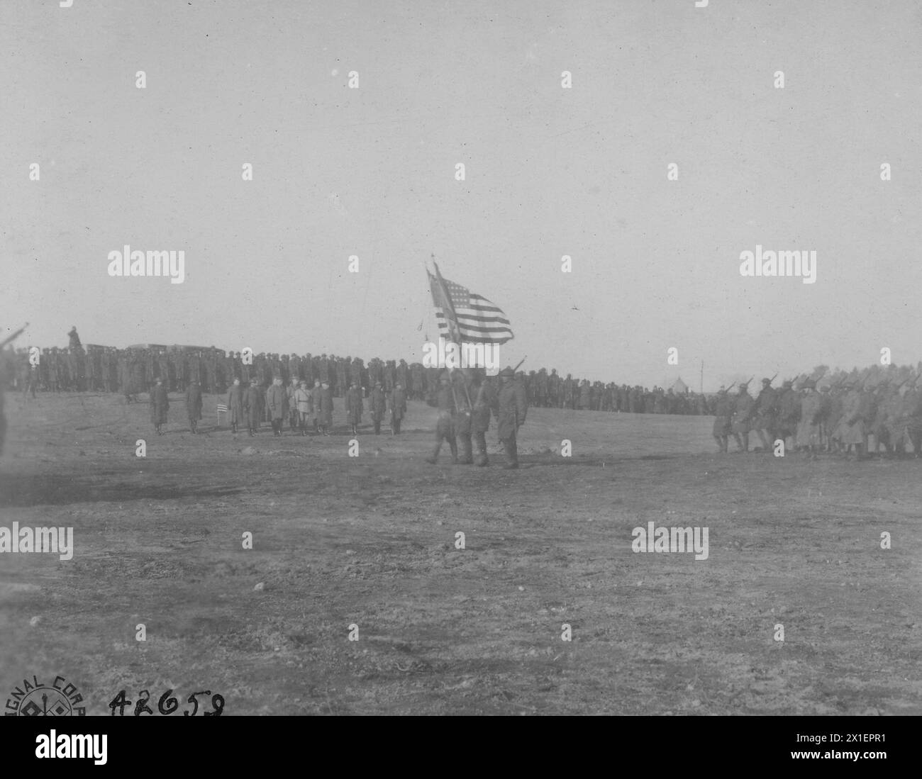 Farben im Überblick, Generäle und Mitarbeiter im Hintergrund; in der Nähe von Le Mans, Sarthe, Frankreich CA. 1919 Stockfoto