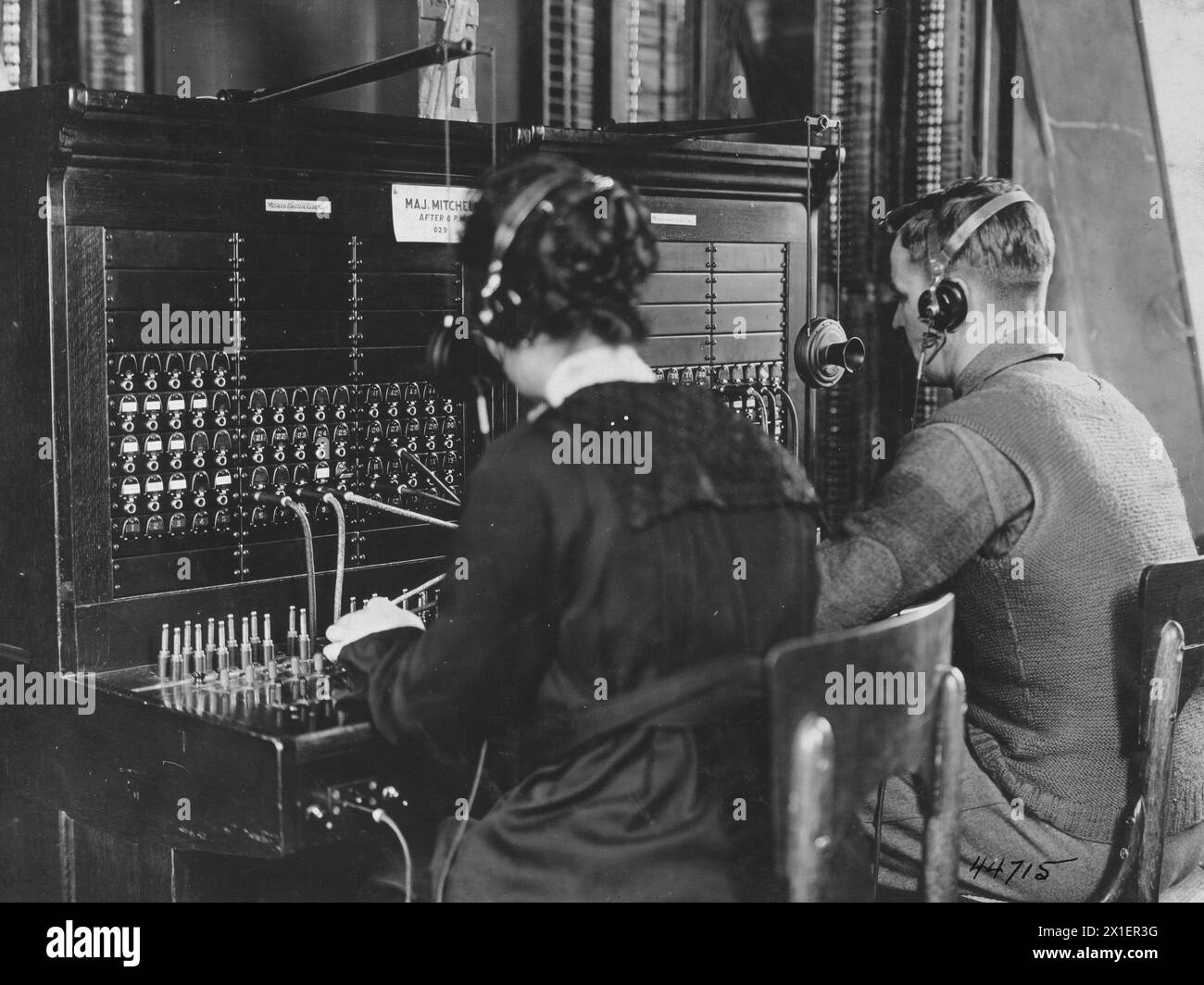 Eine Französin und ein amerikanischer Soldat, der ein Telefonat in La Rochelle, Charente Inferieure, Frankreich, betreiben. 1918 Stockfoto