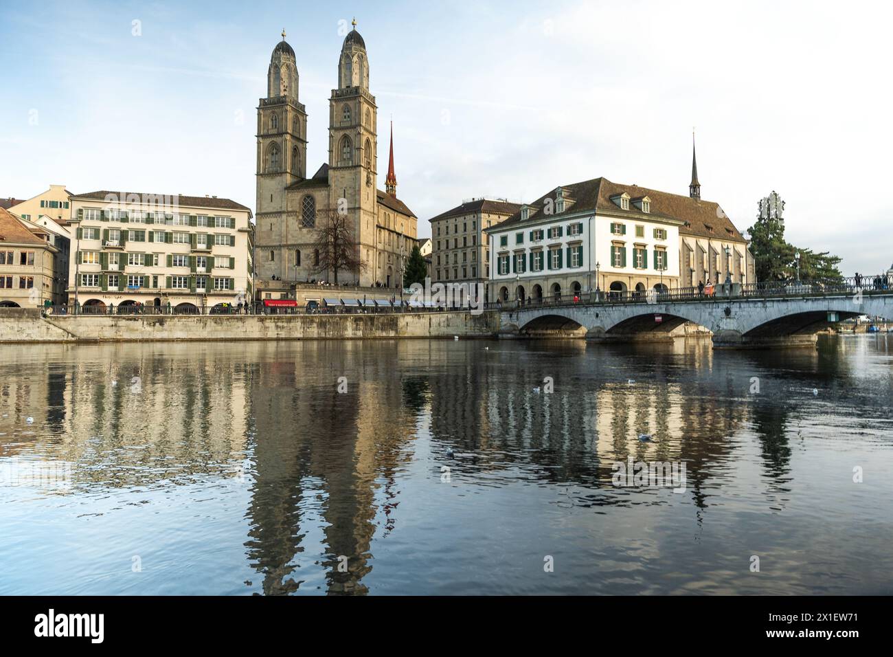 Das Grossmunster ist eine evangelische Kirche im romanischen Stil in der Schweiz Stockfoto