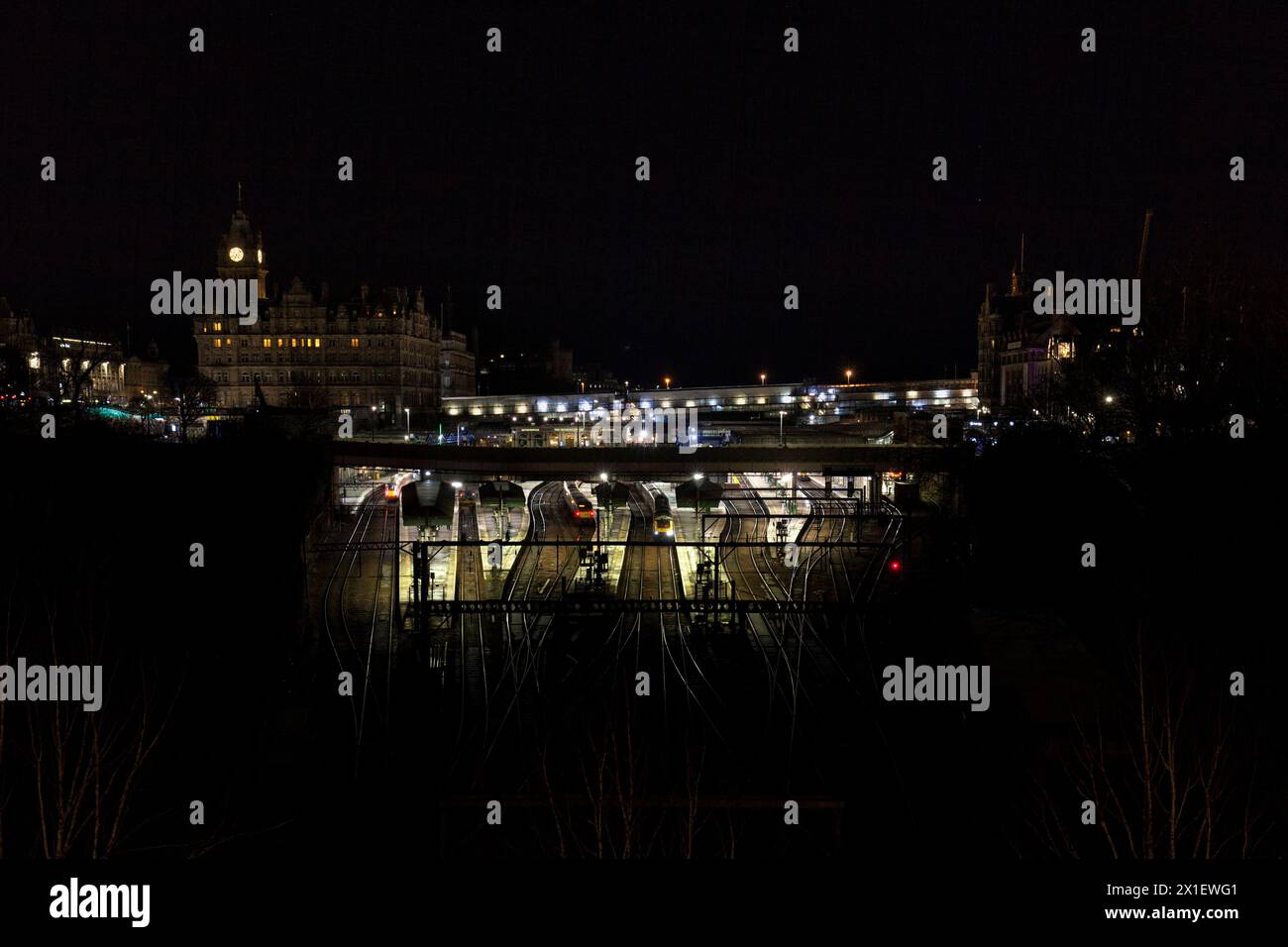 Das östliche Ende des Bahnhofs Edinbrugh Waverley bei Nacht mit einer Scotrail Inter7City Straße im Bahnhof Stockfoto