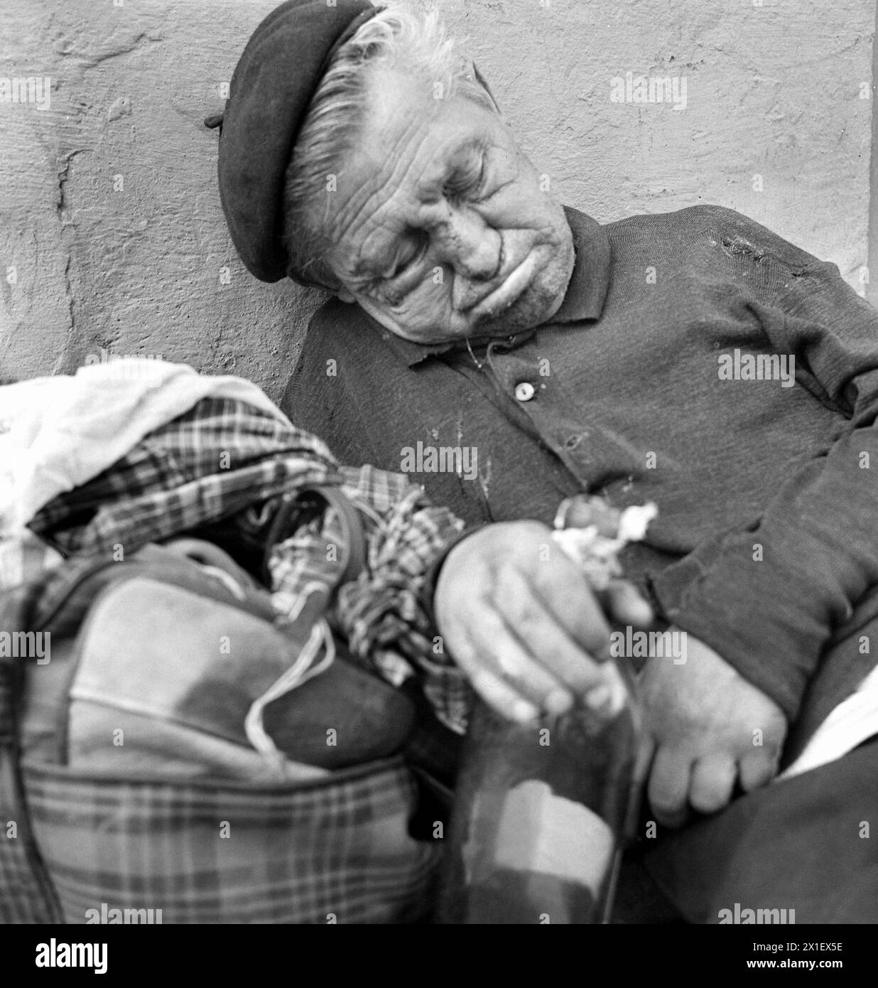 Die Sozialistische Republik Rumänien in den 1970er Jahren Ein betrunkener Mann, der auf einer Straße schläft. Stockfoto