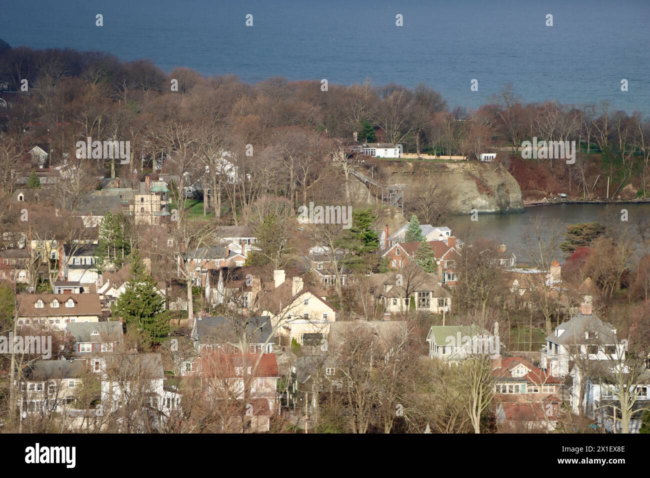 Aus der Vogelperspektive auf die Häuser in Lakewood, den Vororten von Cleveland, in der Morgensonne. Ohio, USA Stockfoto