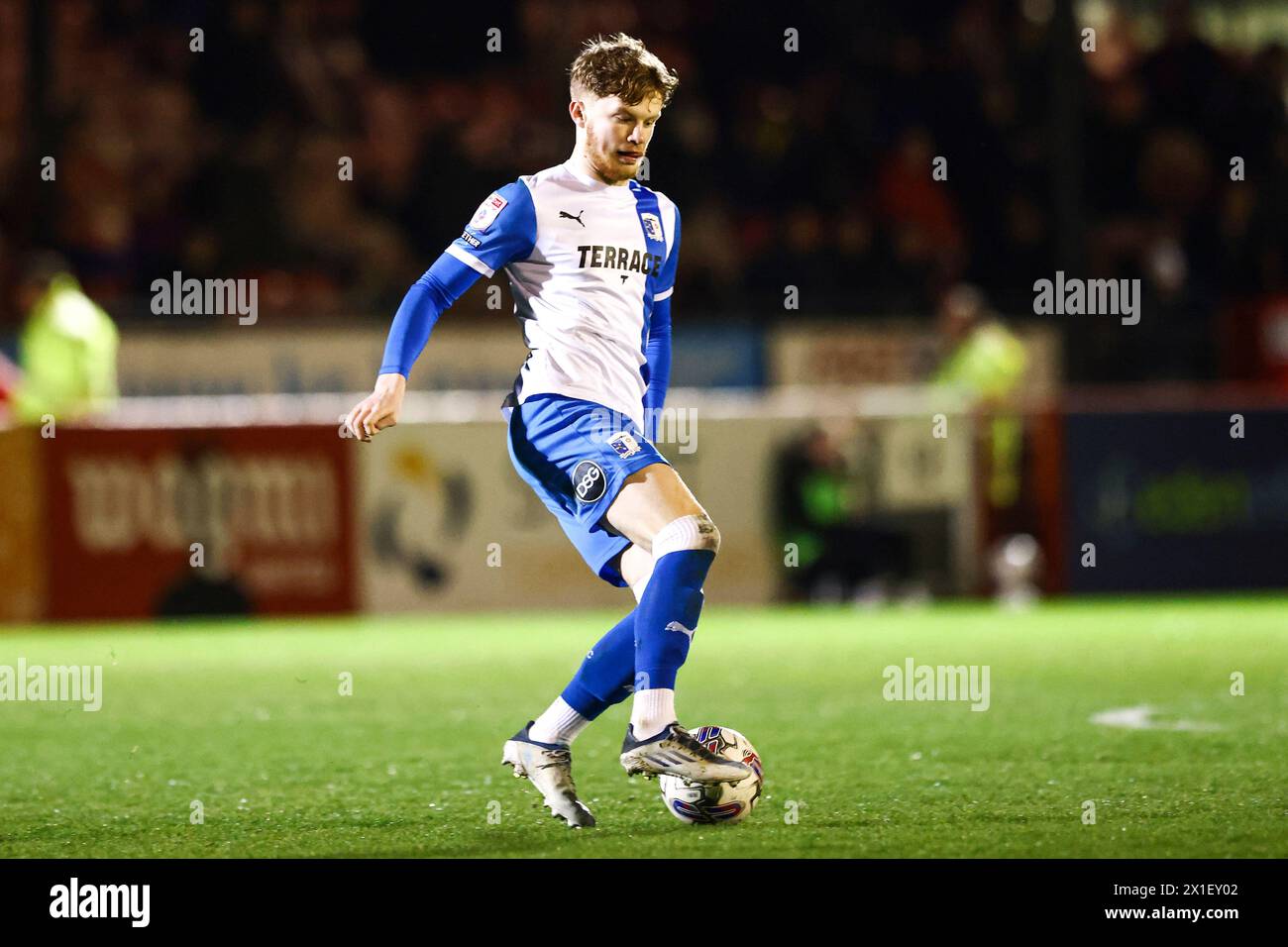 Kian Spence of Barrow AFC beim Spiel der Sky Bet League 2 zwischen Crawley Town und Barrow im Broadfield Stadium, Crawley, am Dienstag, den 16. April 2024. (Foto: Tom West | MI News) Credit: MI News & Sport /Alamy Live News Stockfoto