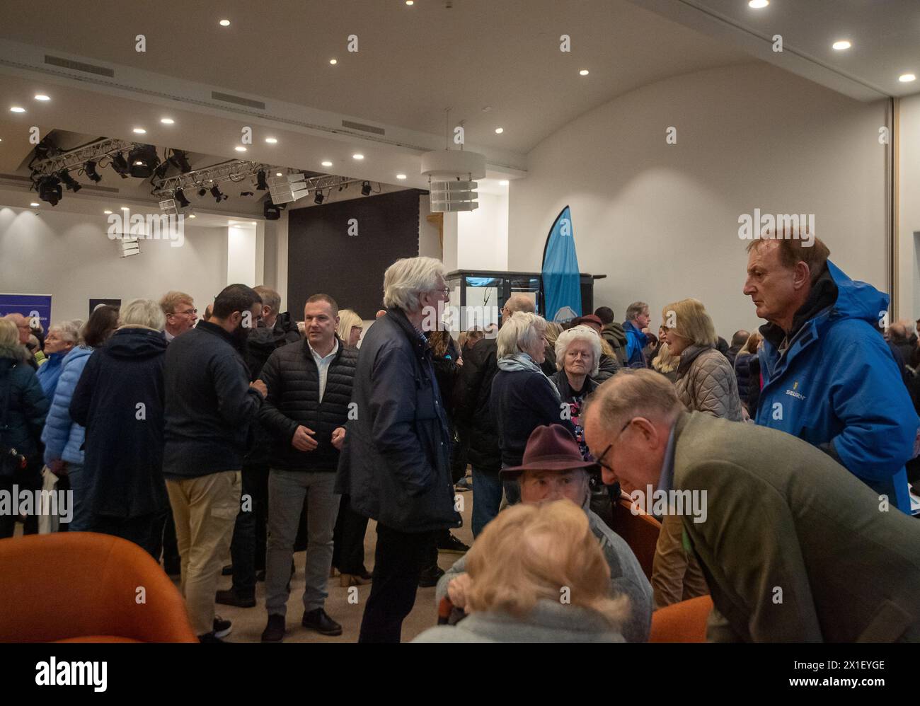 Chalfont St Peter, Großbritannien. April 2024. Bewohner und lokale Geschäftsinhaber aus Chalfont St. Peter in Buckinghamshire haben heute Abend den Hub in der Gold Hill Baptist Church im Dorf für ein Hochwasser-Update-Meeting gepackt. Thames Water, die Umweltbehörde, der Buckinghamshire Council, der Chalfont St Peter Parish Council und andere Interessengruppen waren da, um Fragen von betroffenen Bewohnern und Unternehmen zu Fragen über Abwasser- und Grundwasserfluten zu beantworten, die einen Teil des Dorfes für Monate gesperrt haben. Die Emotionen waren hoch, als die Bewohner von Abwasser sprachen, das in ihre Küchenspüle kam. Stockfoto