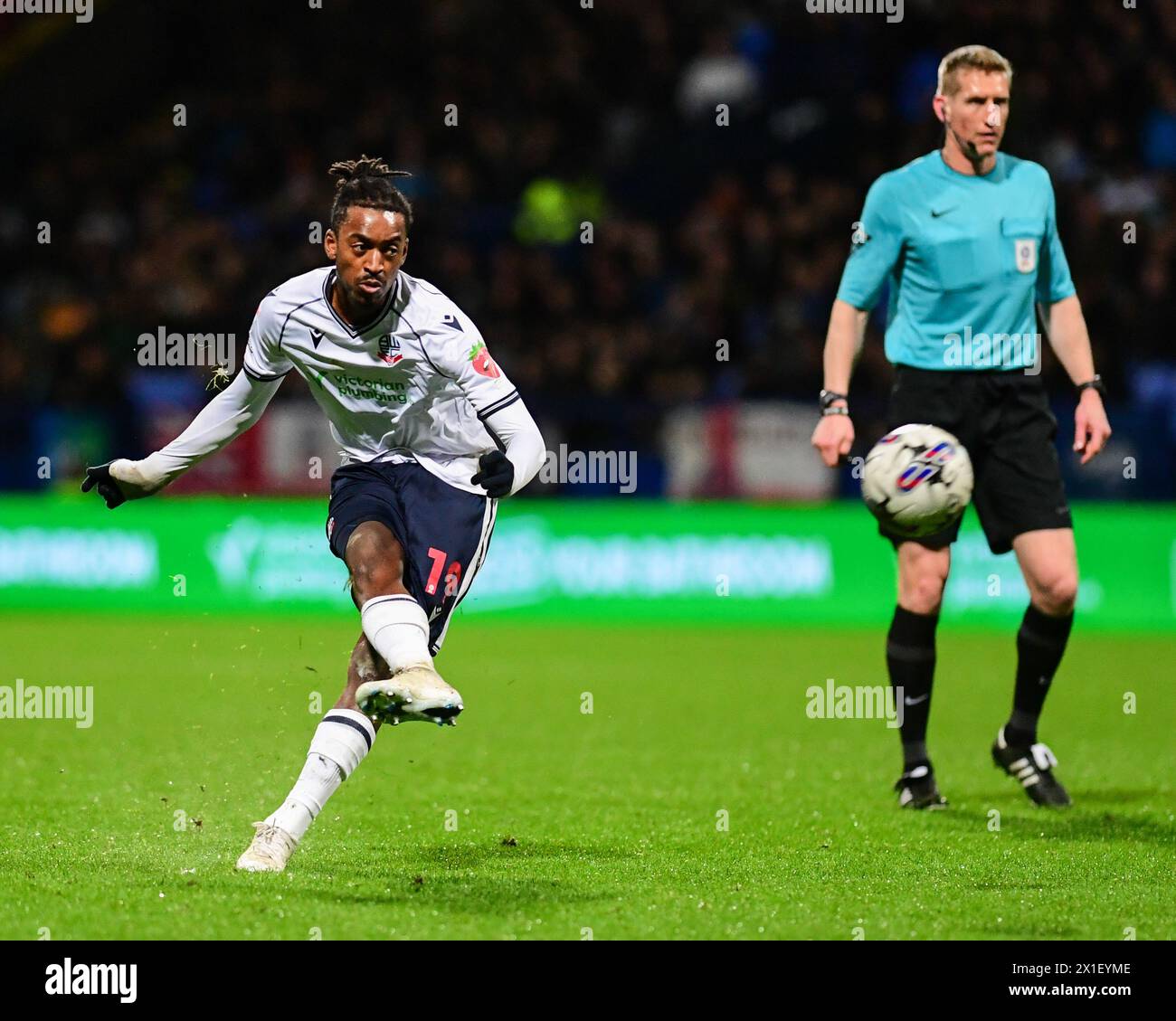 Paris Maghoma von Bolton Wanderers macht Freekick während des Spiels der Sky Bet League 1 Bolton Wanderers gegen Shrewsbury Town im Toughsheet Community Stadium, Bolton, Großbritannien, 16. April 2024 (Foto: Lloyd Jones/News Images) Stockfoto