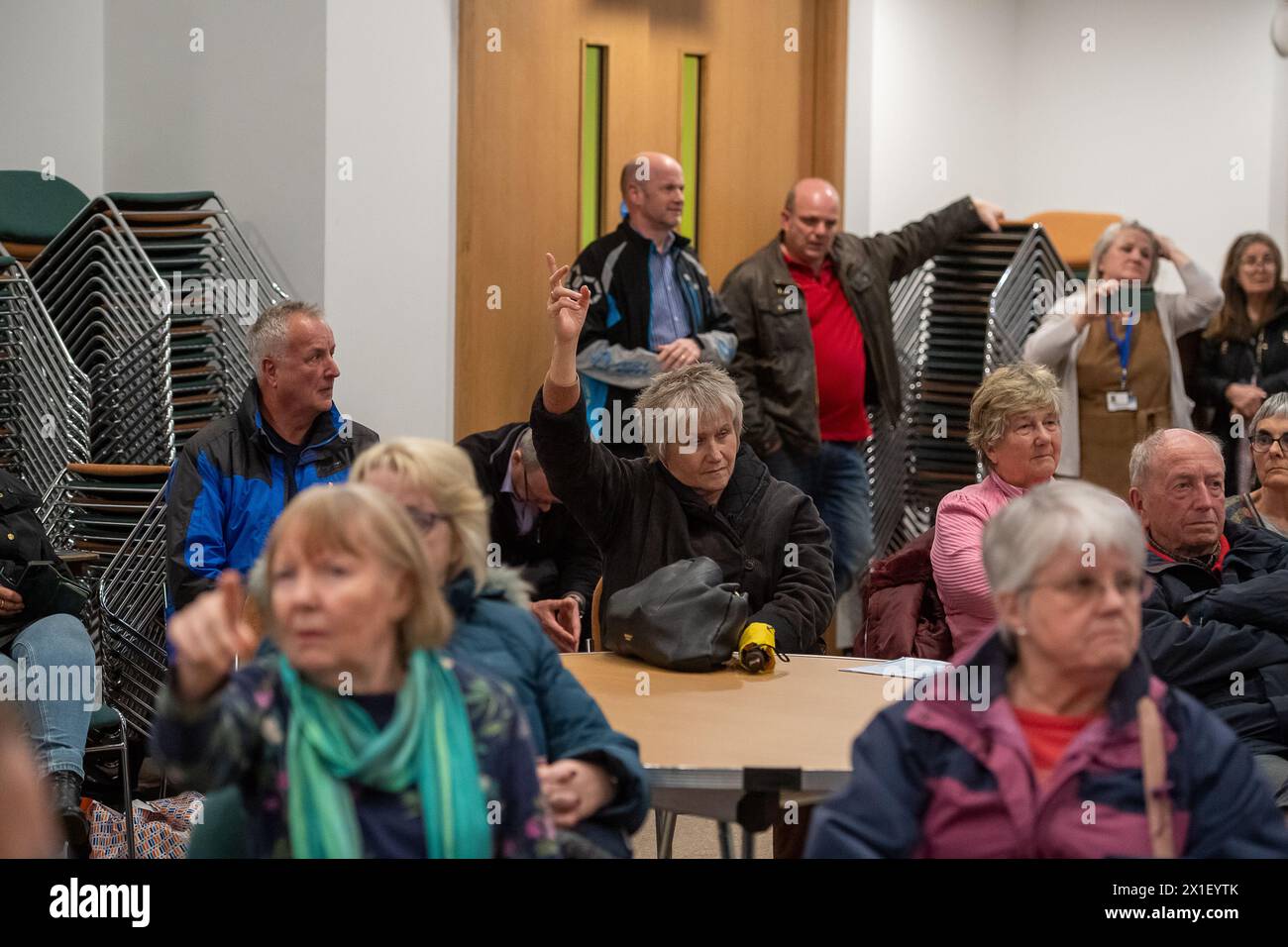 Chalfont St Peter, Großbritannien. April 2024. Bewohner und lokale Geschäftsinhaber aus Chalfont St. Peter in Buckinghamshire haben heute Abend den Hub in der Gold Hill Baptist Church im Dorf für ein Hochwasser-Update-Meeting gepackt. Thames Water, die Umweltbehörde, der Buckinghamshire Council, der Chalfont St Peter Parish Council und andere Interessengruppen waren da, um Fragen von betroffenen Bewohnern und Unternehmen zu Fragen über Abwasser- und Grundwasserfluten zu beantworten, die einen Teil des Dorfes für Monate gesperrt haben. Die Emotionen waren hoch, als die Bewohner von Abwasser sprachen, das in ihre Küchenspüle kam. Stockfoto