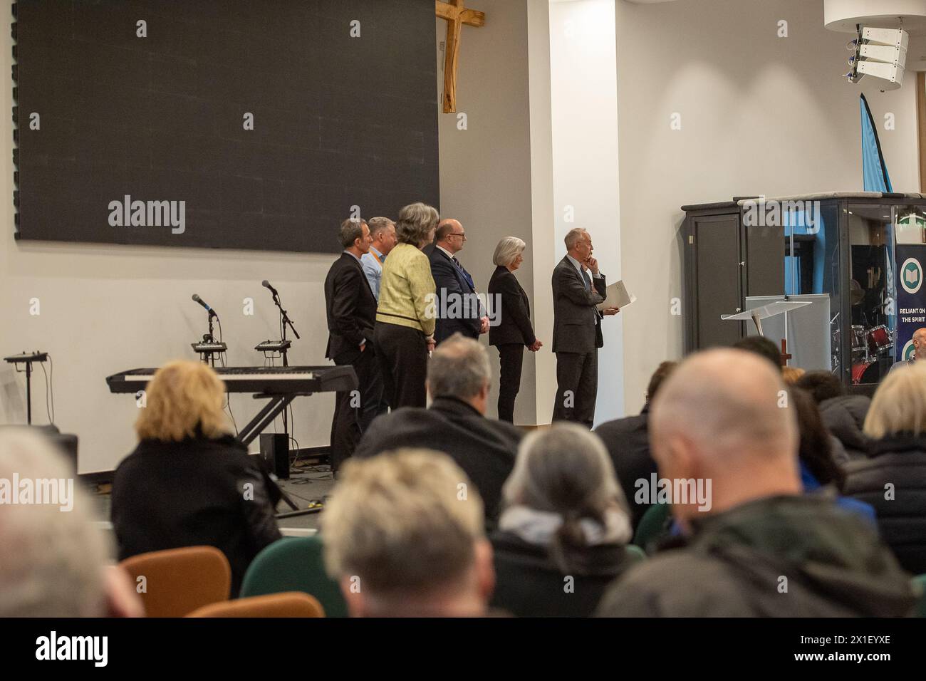 Chalfont St Peter, Großbritannien. April 2024. Bewohner und lokale Geschäftsinhaber aus Chalfont St. Peter in Buckinghamshire haben heute Abend den Hub in der Gold Hill Baptist Church im Dorf für ein Hochwasser-Update-Meeting gepackt. Thames Water, die Umweltbehörde, der Buckinghamshire Council, der Chalfont St Peter Parish Council und andere Interessengruppen waren da, um Fragen von betroffenen Bewohnern und Unternehmen zu Fragen über Abwasser- und Grundwasserfluten zu beantworten, die einen Teil des Dorfes für Monate gesperrt haben. Die Emotionen waren hoch, als die Bewohner von Abwasser sprachen, das in ihre Küchenspüle kam. Stockfoto