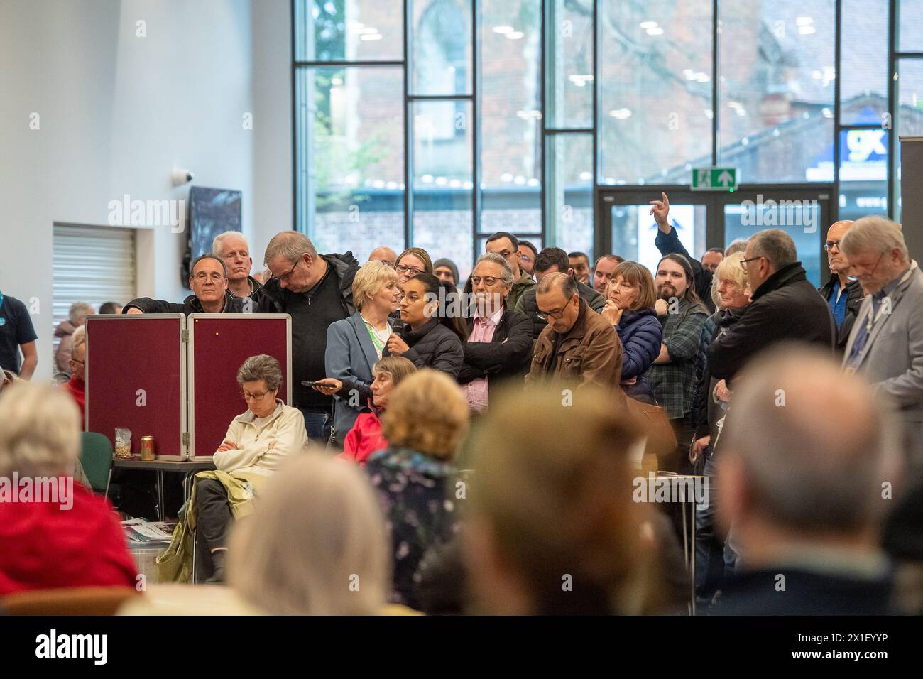 Chalfont St Peter, Großbritannien. April 2024. Bewohner und lokale Geschäftsinhaber aus Chalfont St. Peter in Buckinghamshire haben heute Abend den Hub in der Gold Hill Baptist Church im Dorf für ein Hochwasser-Update-Meeting gepackt. Thames Water, die Umweltbehörde, der Buckinghamshire Council, der Chalfont St Peter Parish Council und andere Interessengruppen waren da, um Fragen von betroffenen Bewohnern und Unternehmen zu Fragen über Abwasser- und Grundwasserfluten zu beantworten, die einen Teil des Dorfes für Monate gesperrt haben. Die Emotionen waren hoch, als die Bewohner von Abwasser sprachen, das in ihre Küchenspüle kam. Stockfoto