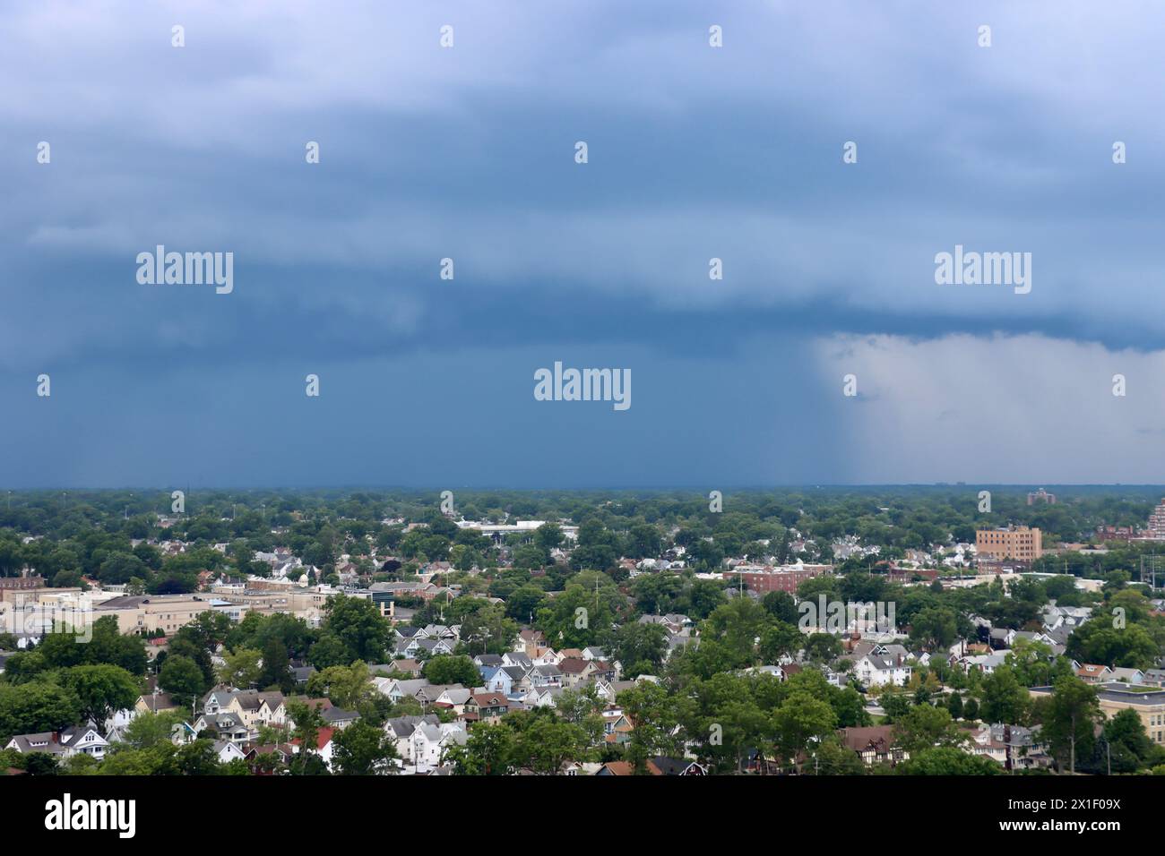 Dunkler und schwerer Sturm, der über Lakewood am Erie-See im Nordosten von Ohio, USA, hereinbricht Stockfoto