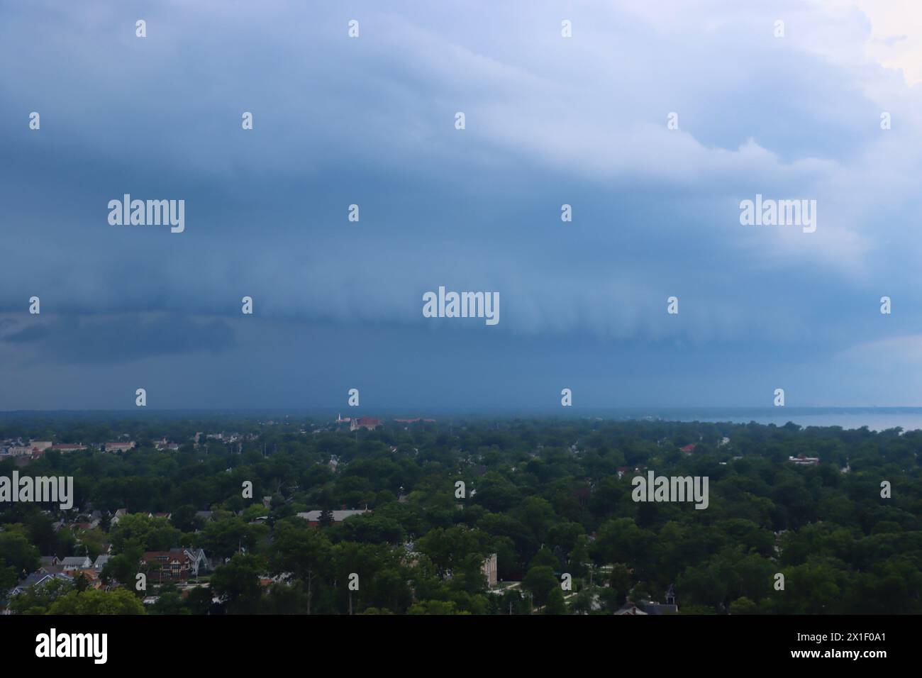 Dunkler und schwerer Sturm, der über Lakewood am Erie-See im Nordosten von Ohio, USA, hereinbricht Stockfoto