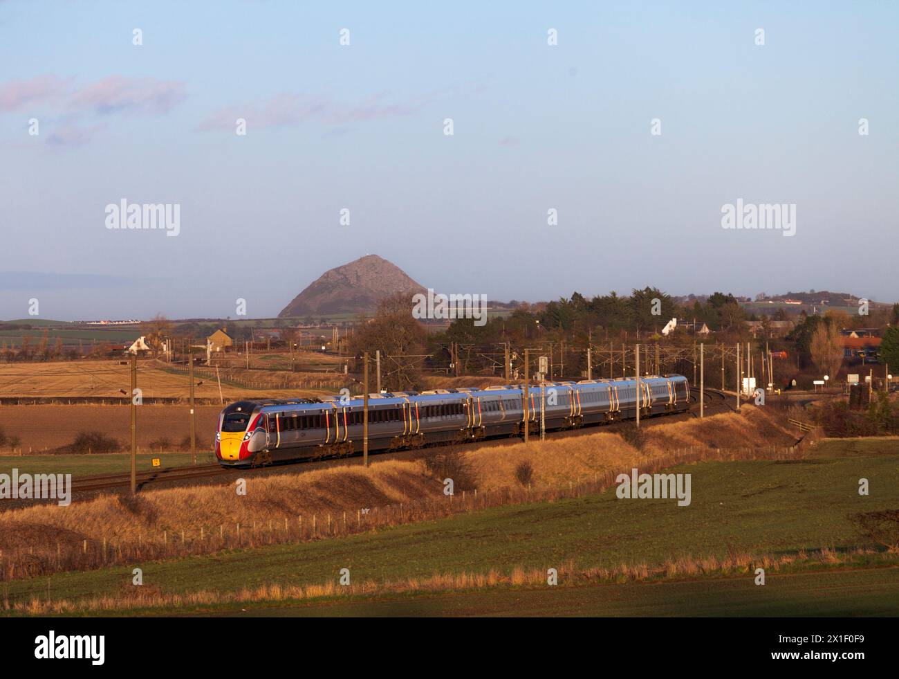 London North Eastern Railway Hitachi AT300 Klasse 801 Zweimode Zug vorbei an Ballencrieff, East Lothian, Schottland auf der Ostküste Hauptstrecke Stockfoto