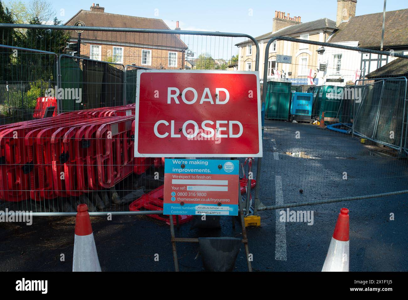 Chalfont St Peter, Großbritannien. April 2024. Acht Wassertanker der Themse standen heute vor dem Dorf Chalfont St Peter in Buckinghamshire an, um bei Bedarf Hochwasser zu entfernen. Dies ist seit Mitte Januar ein vertrauter Anblick im Dorf nach Abwasser- und Grundwasserfluten. Der Eingang zum Dorf ist noch immer geschlossen, Geschäfte können jedoch über eine andere Route erreicht werden. Heute Abend fand im Dorf ein Treffen zum Thema emotionale Überschwemmung statt, bei dem die Bewohner von Thames Water, Buckinghmshire Council, die Umweltbehörde und andere Interessengruppen über das Thema befragten Stockfoto