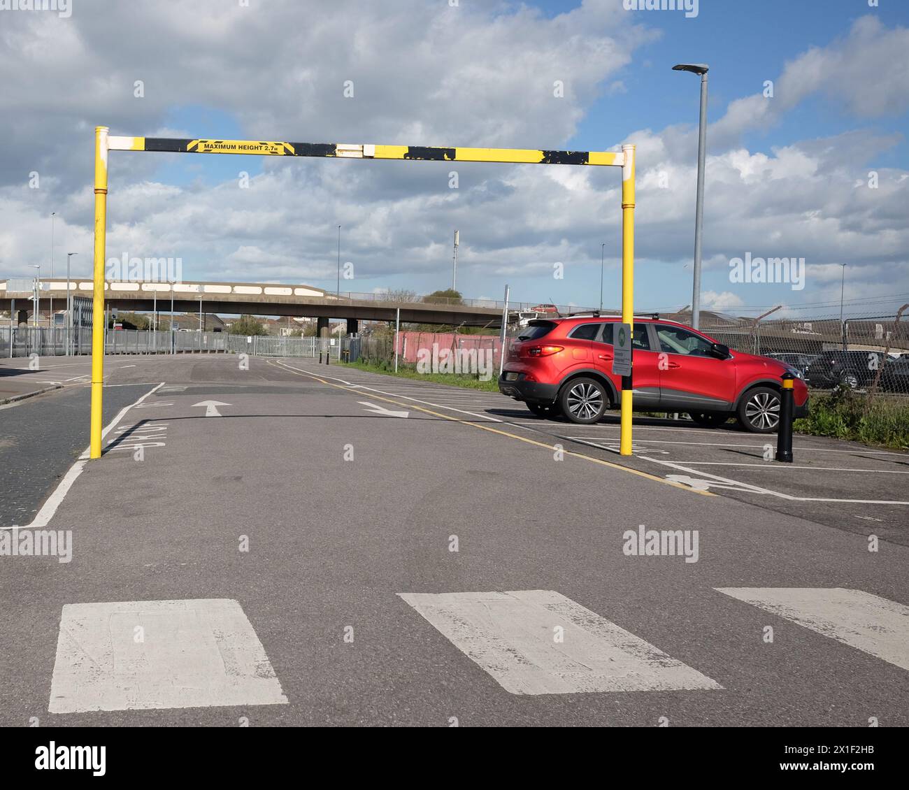 April 2024 - fast leerer Parkplatz an einem Arbeitstag mit Höhenbegrenzung am Bahnhof Weston super Mare, Eingang East Side Stockfoto